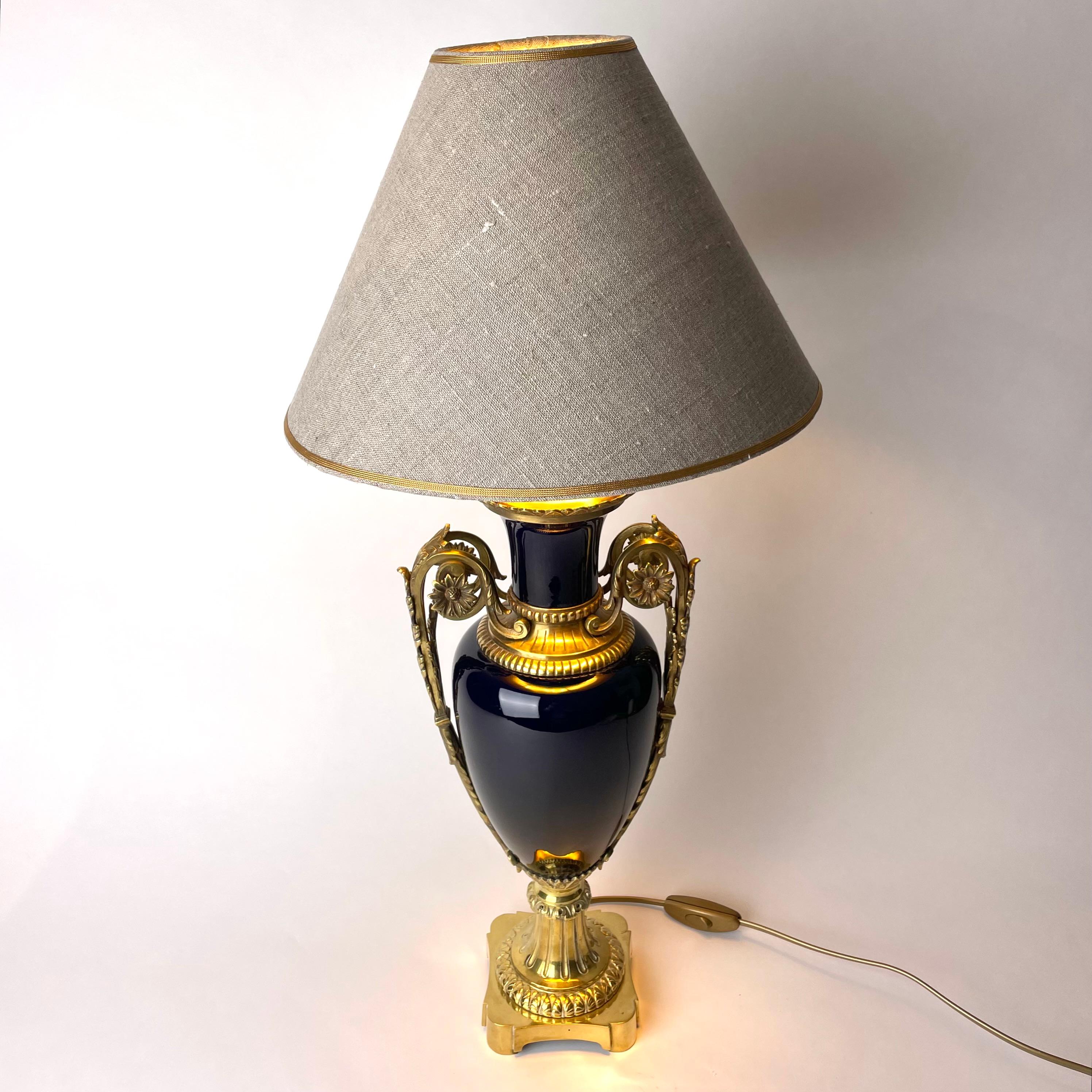 European Magnificent Table Lamp in bronze & porcelain. Louis XVI style early 20th Century For Sale
