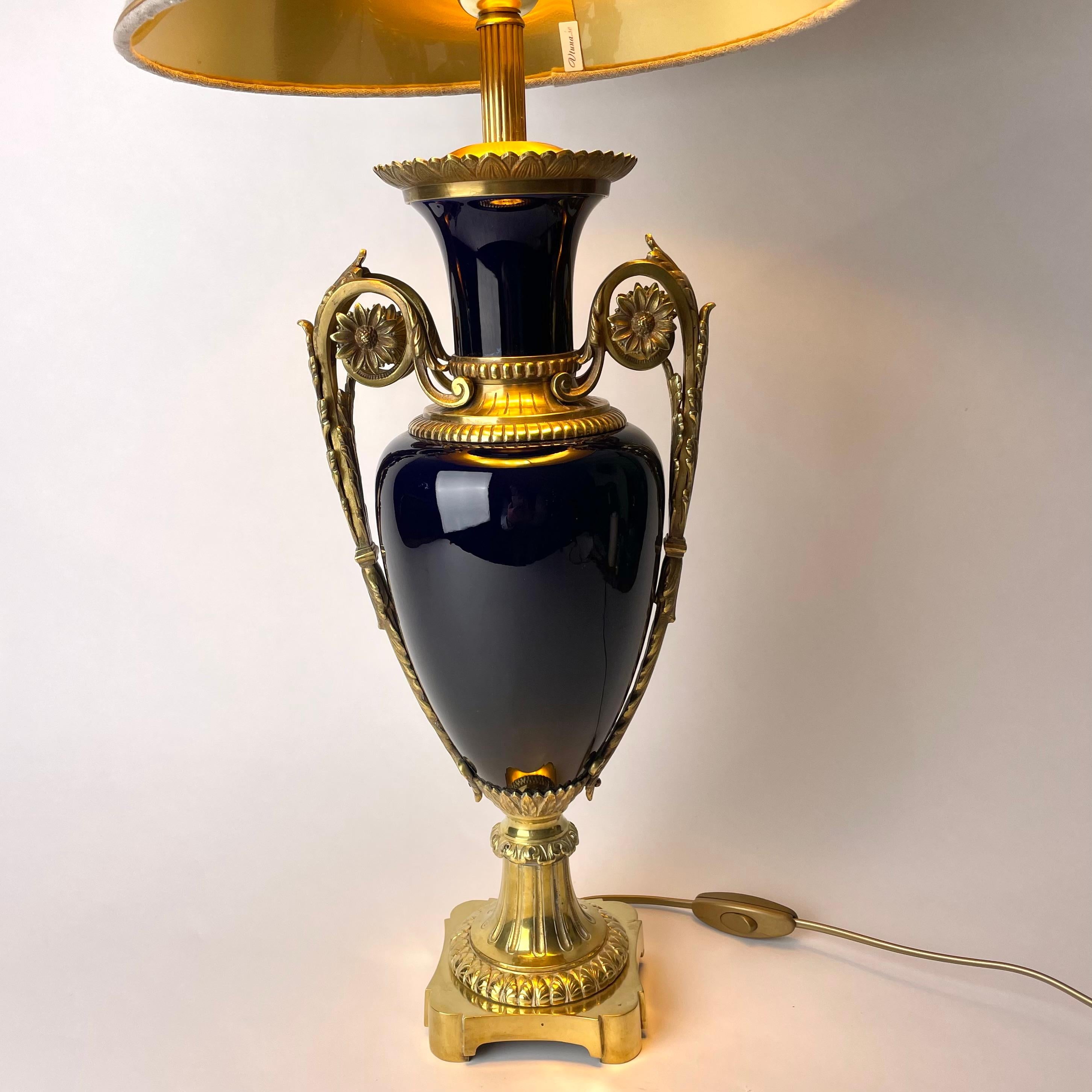 Magnificent Table Lamp in bronze & porcelain. Louis XVI style early 20th Century In Good Condition For Sale In Knivsta, SE