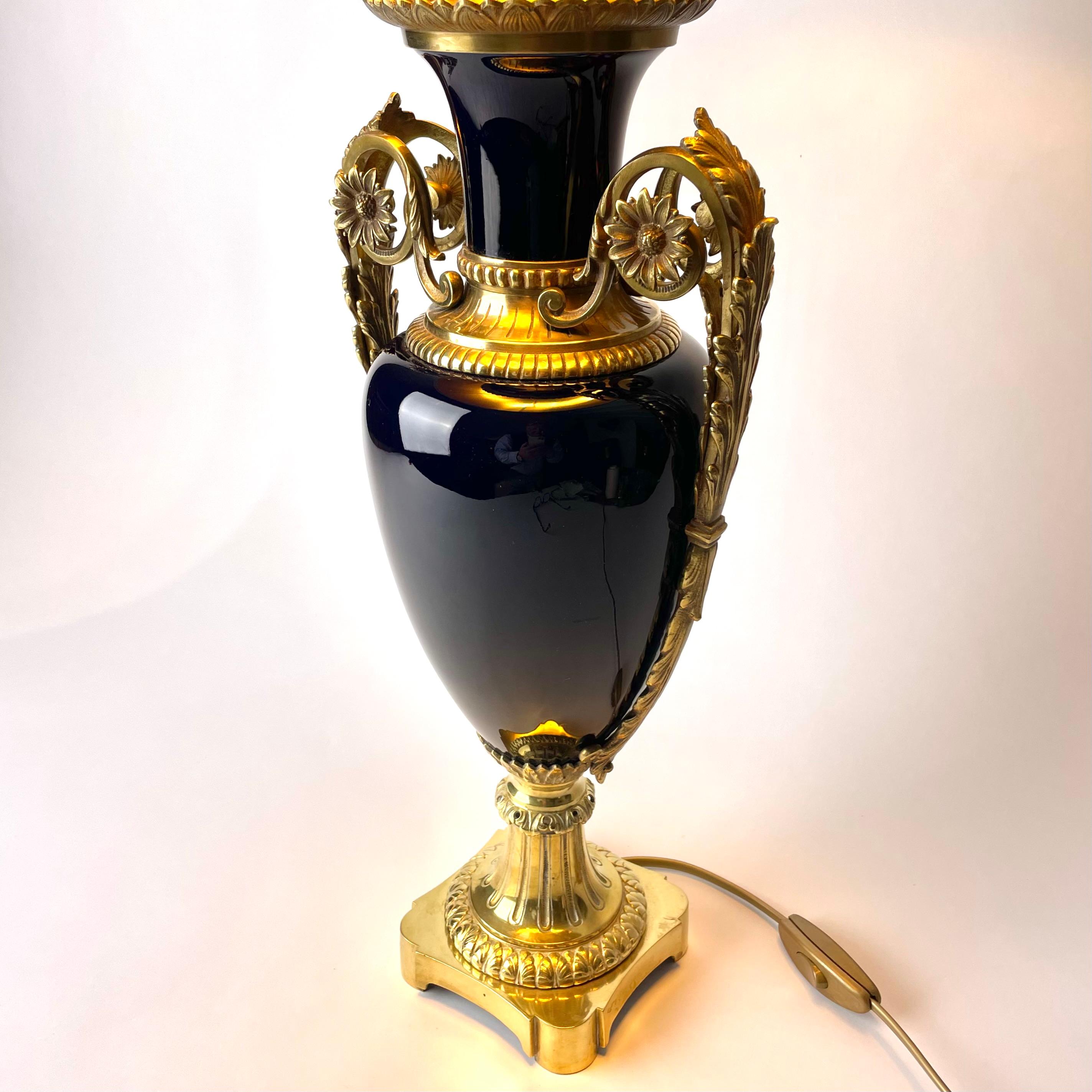 Magnificent Table Lamp in bronze & porcelain. Louis XVI style early 20th Century For Sale 1