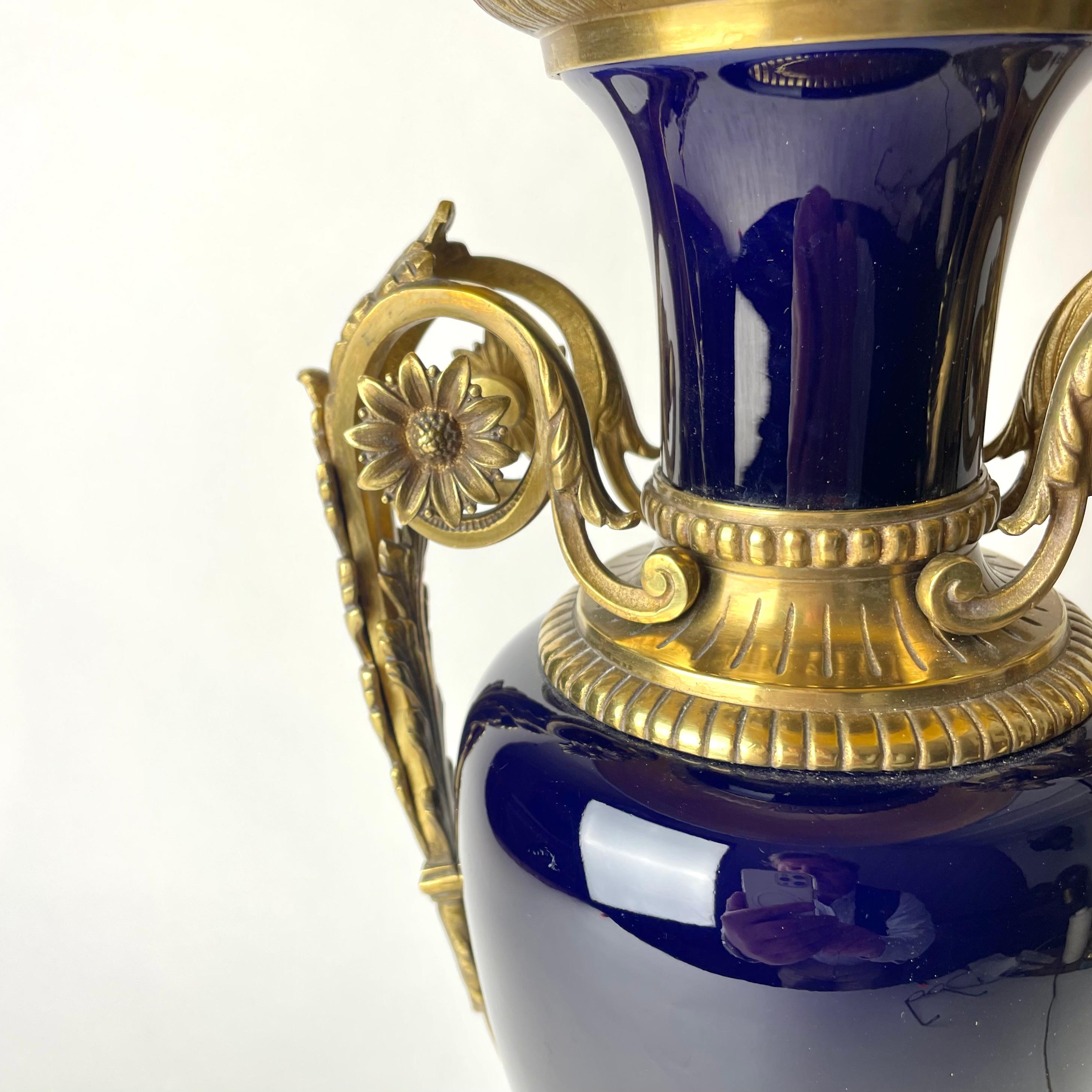 Magnificent Table Lamp in bronze & porcelain. Louis XVI style early 20th Century For Sale 2