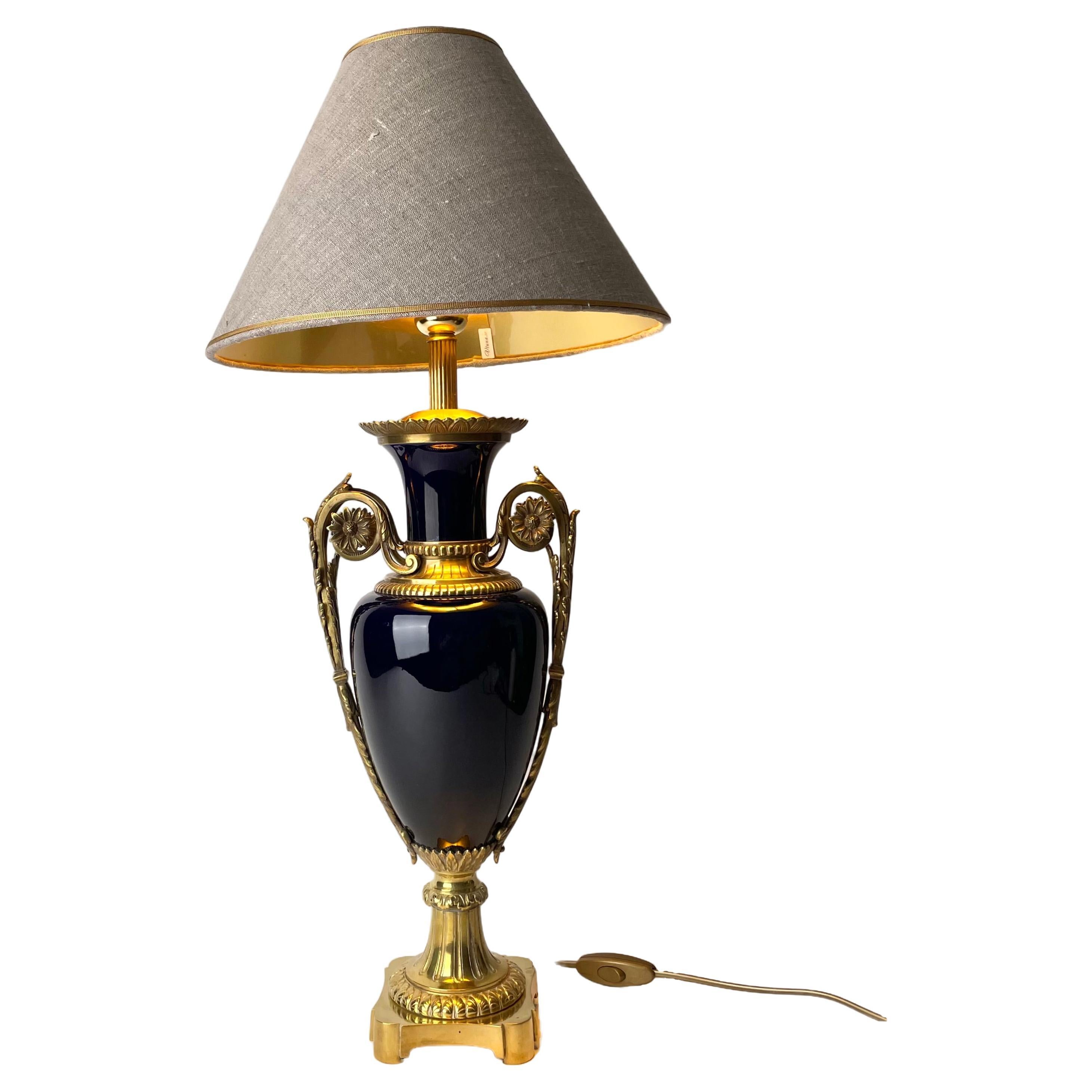 Prächtige Tischlampe aus Bronze und Porzellan. Louis XVI.-Stil des frühen 20. Jahrhunderts