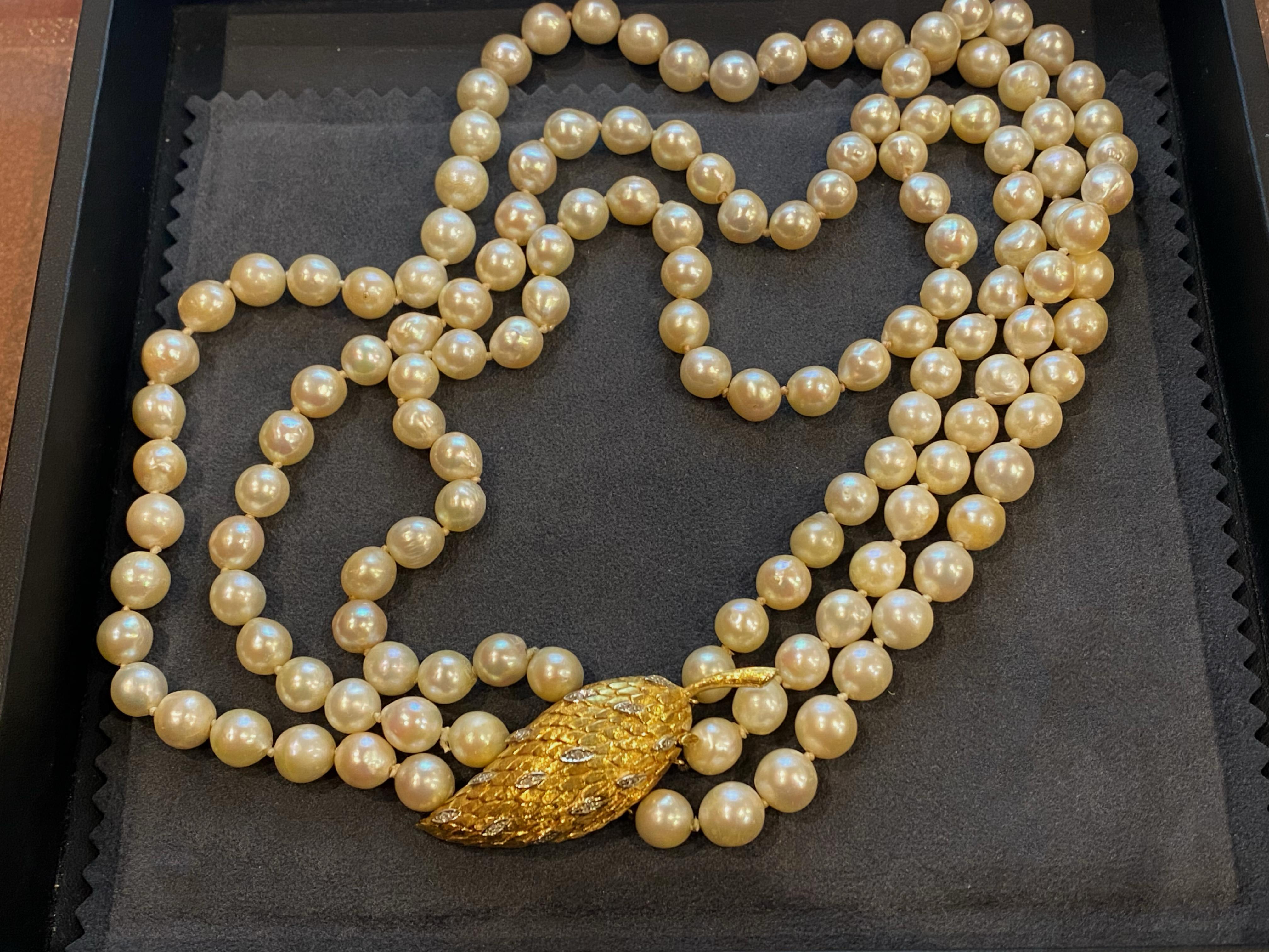This Magnificent South Sea Pearl Necklace is 

of Queen Elizabeth’s Iconic Style – 

the Monarch was rarely seen in public without 

her favourite three-strand pearl necklace

 

This piece is comprising 

139 large South Sea Pearls, 

graduating