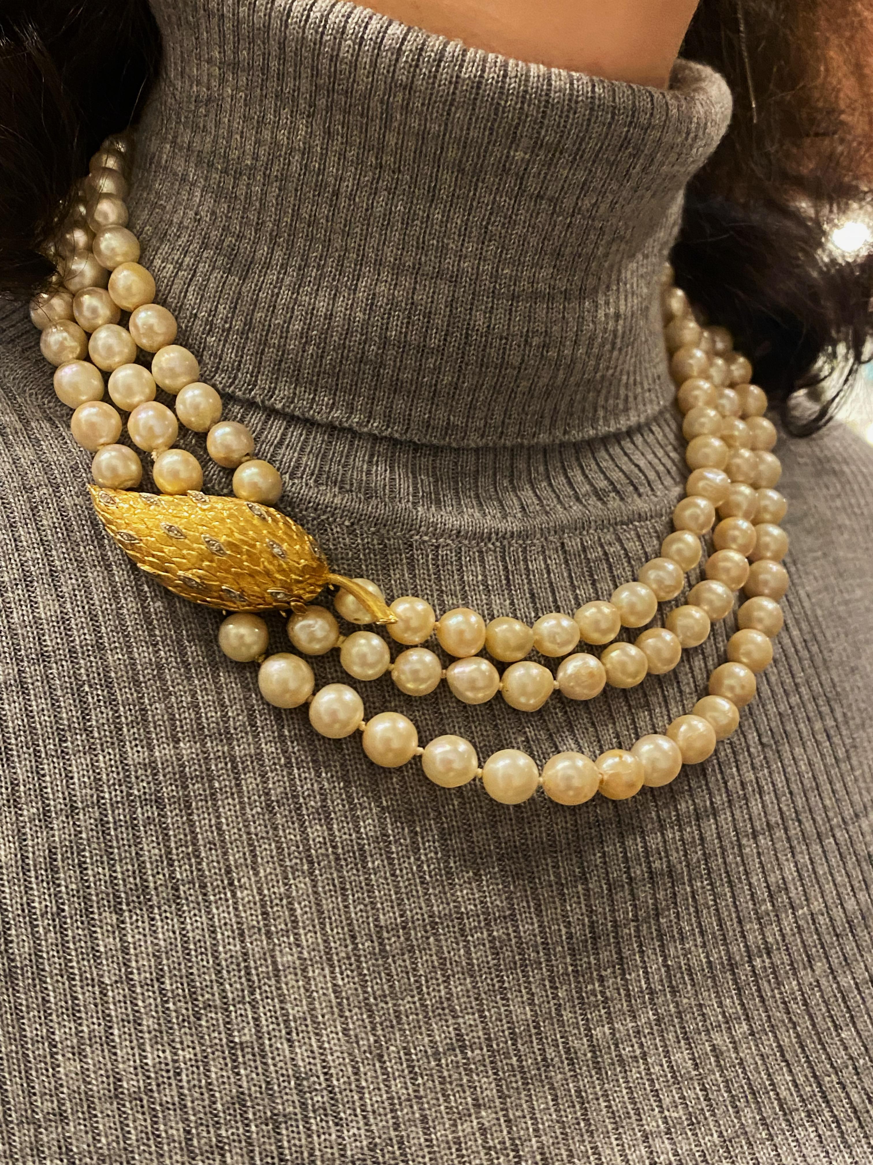 Magnificent Three-Strand Pearl Necklace (Elizabeth II Style) Gold Diamond Clasp In Excellent Condition In MELBOURNE, AU