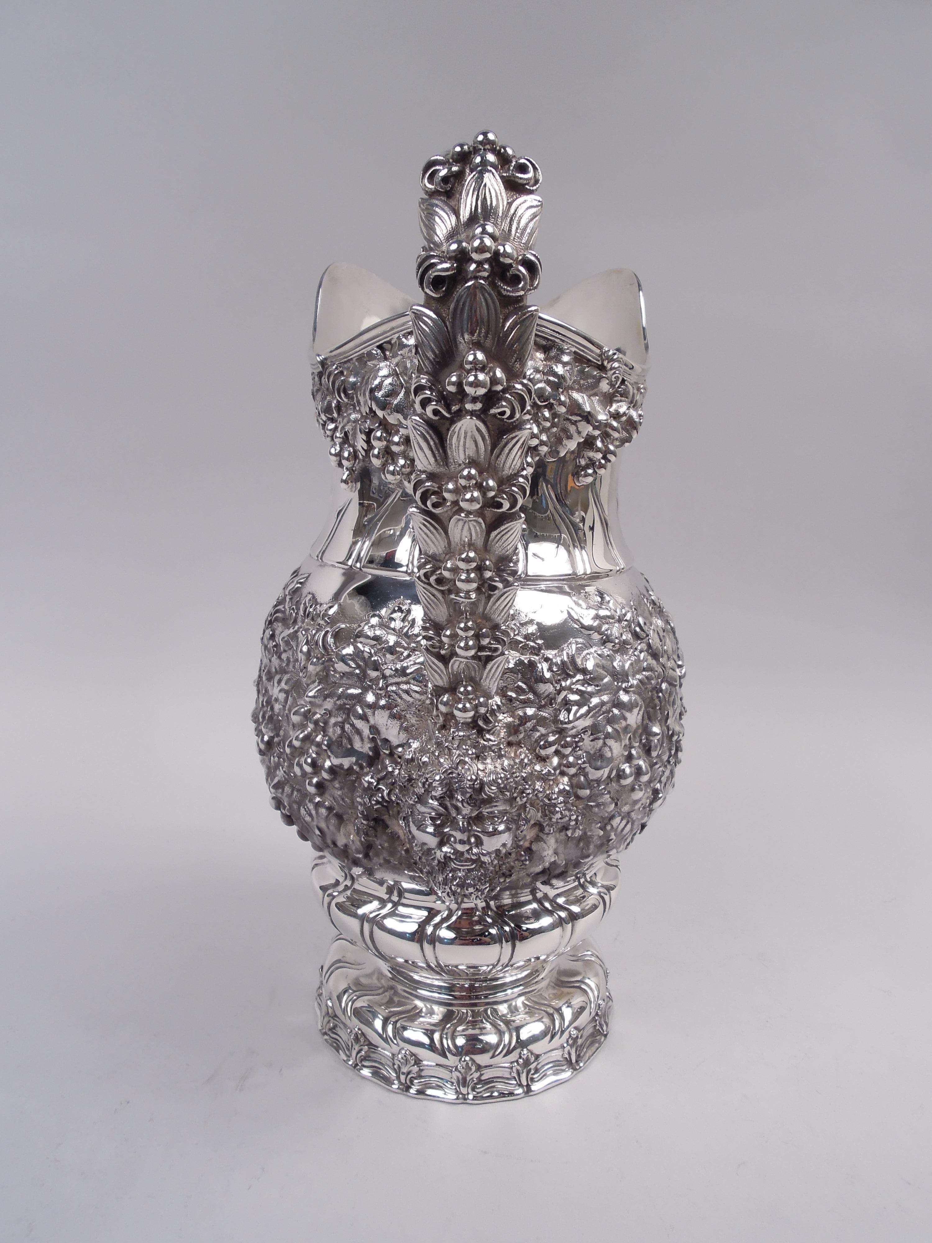 Repoussé Magnifique cruche à vin en argent sterling de style victorien classique de Tiffany