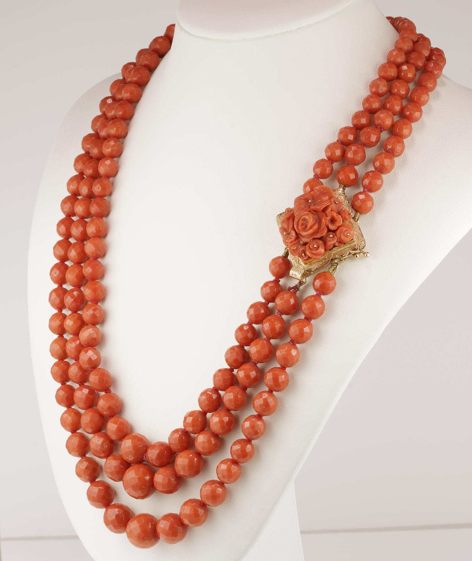 Magnificent Triple Strand Natural Mediterranean Coral Necklace In Good Condition For Sale In Napoli, IT