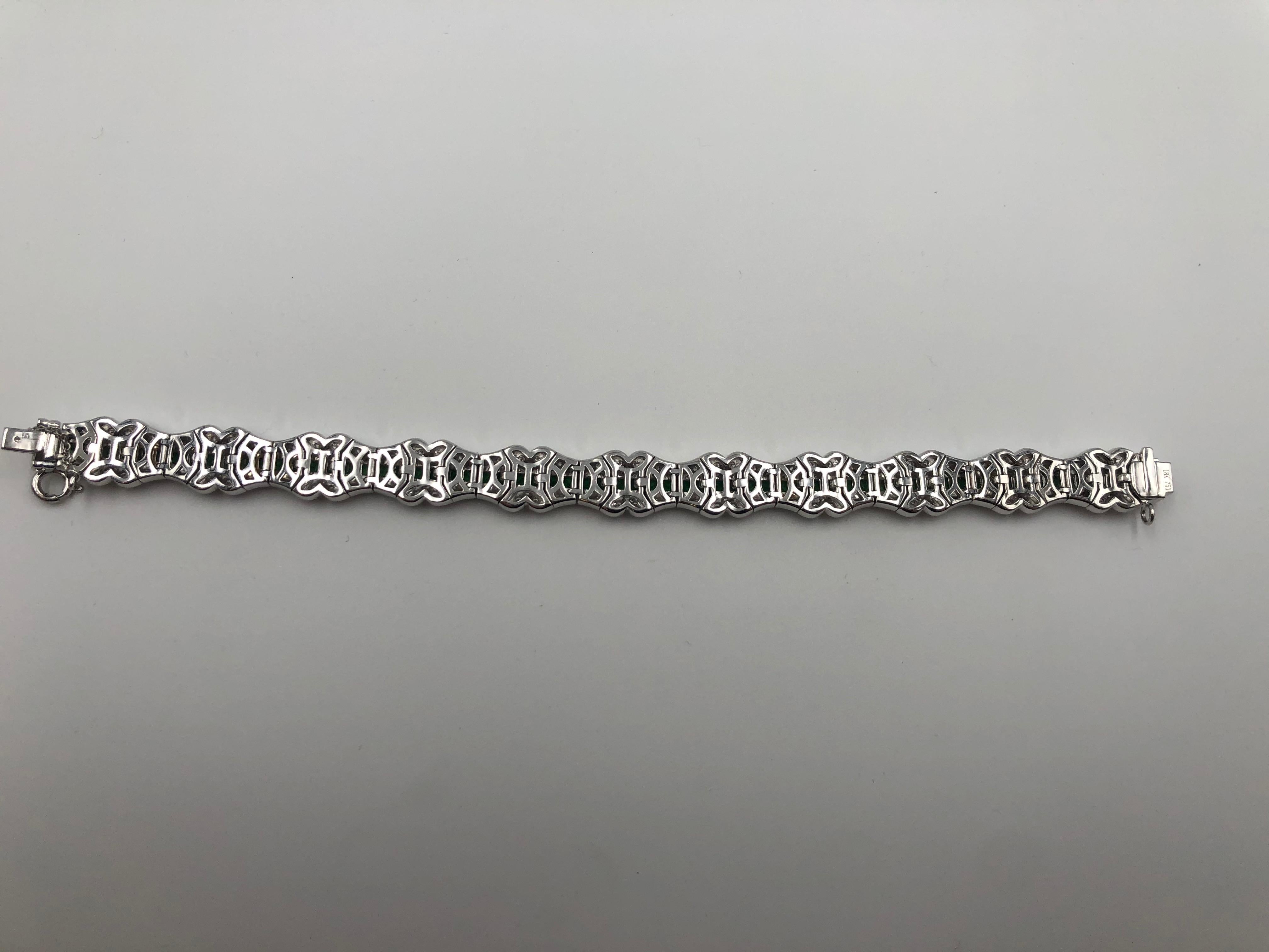 Magnificent Tsavorite and Diamond Bracelet 18 Karat In New Condition For Sale In New York, NY
