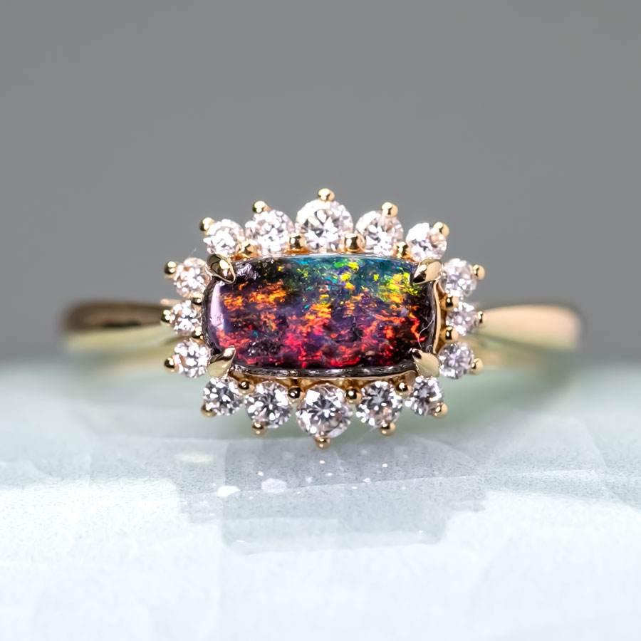 Magnifico anello di fidanzamento a due colori con diamante australiano Boulder Opal Halo in oro giallo 18 carati.


Spedizione nazionale gratuita USPS di prima classe! Borsa o scatola regalo in omaggio con ogni ordine!

L'opale, la regina delle