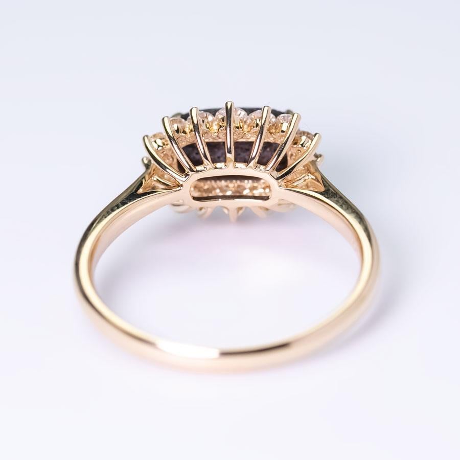 Donna Magnifico anello di fidanzamento con diamante aureolato Boulder Opale a due colori in oro 18 carati in vendita