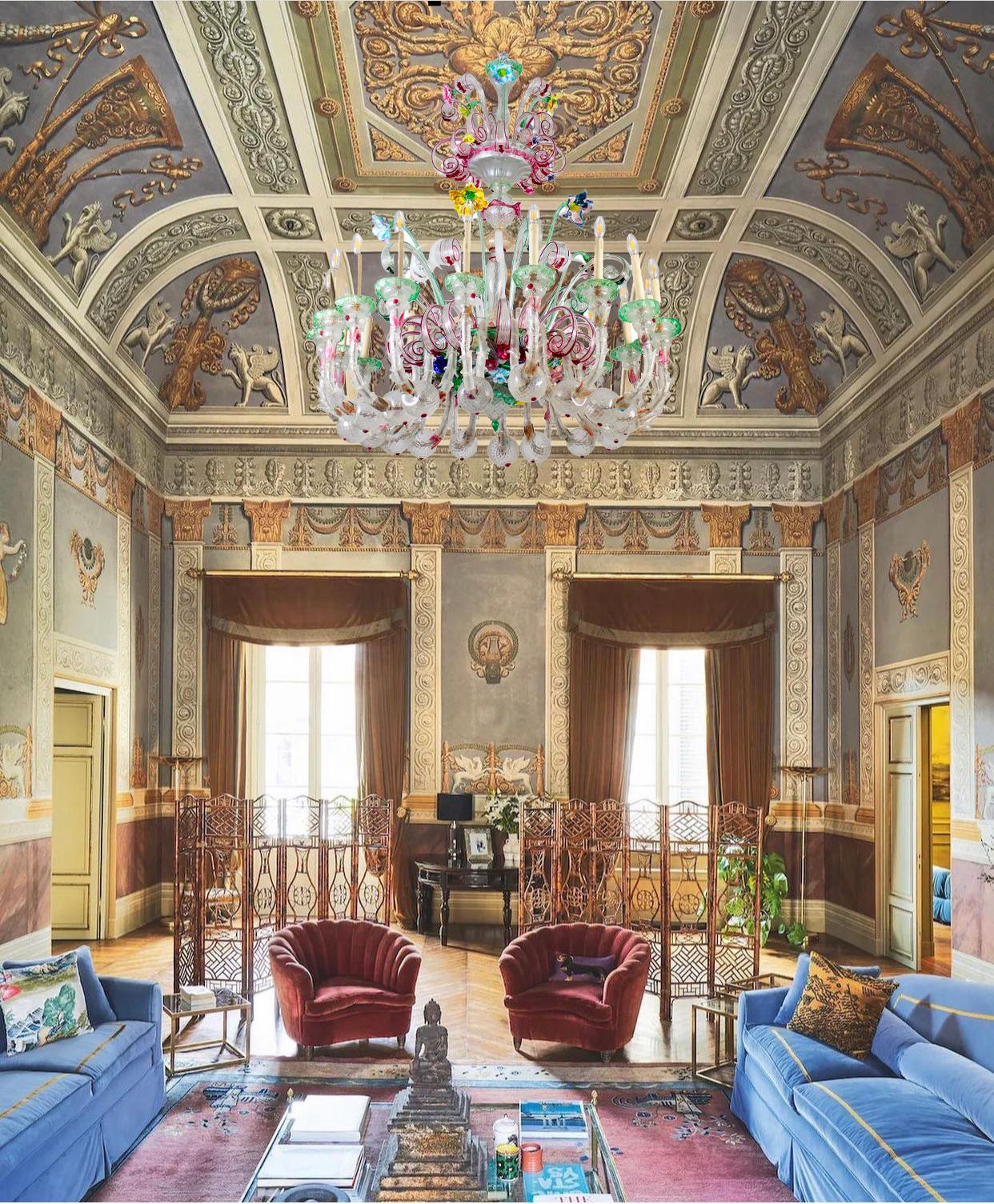 Spettacolare lampadario Ca' Rezzonico in vetro di Murano multicolore con 18 bracci. I bicchieri sono impreziositi da una decorazione verde e ametista.  inclusioni in perfette condizioni. Fiori in pasta di vetro dai colori vivaci. È una vera e