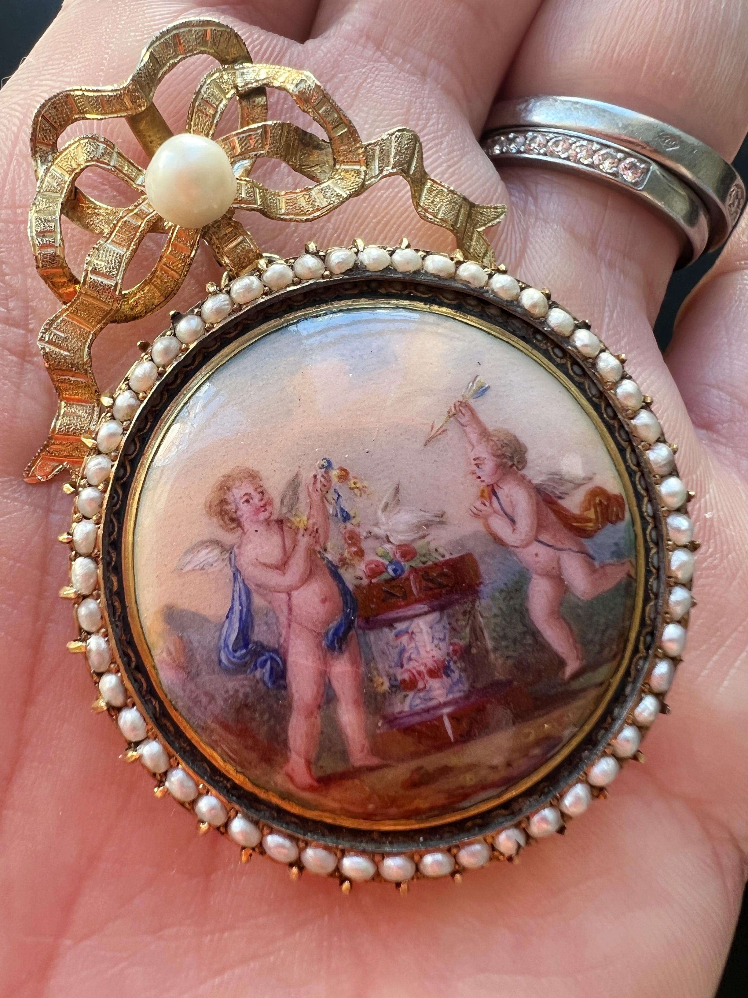 Magnifique pendentif en or 14 carats émaillé de l'époque victorienne avec nœud de Cupidon et perle Bon état à Versailles, FR