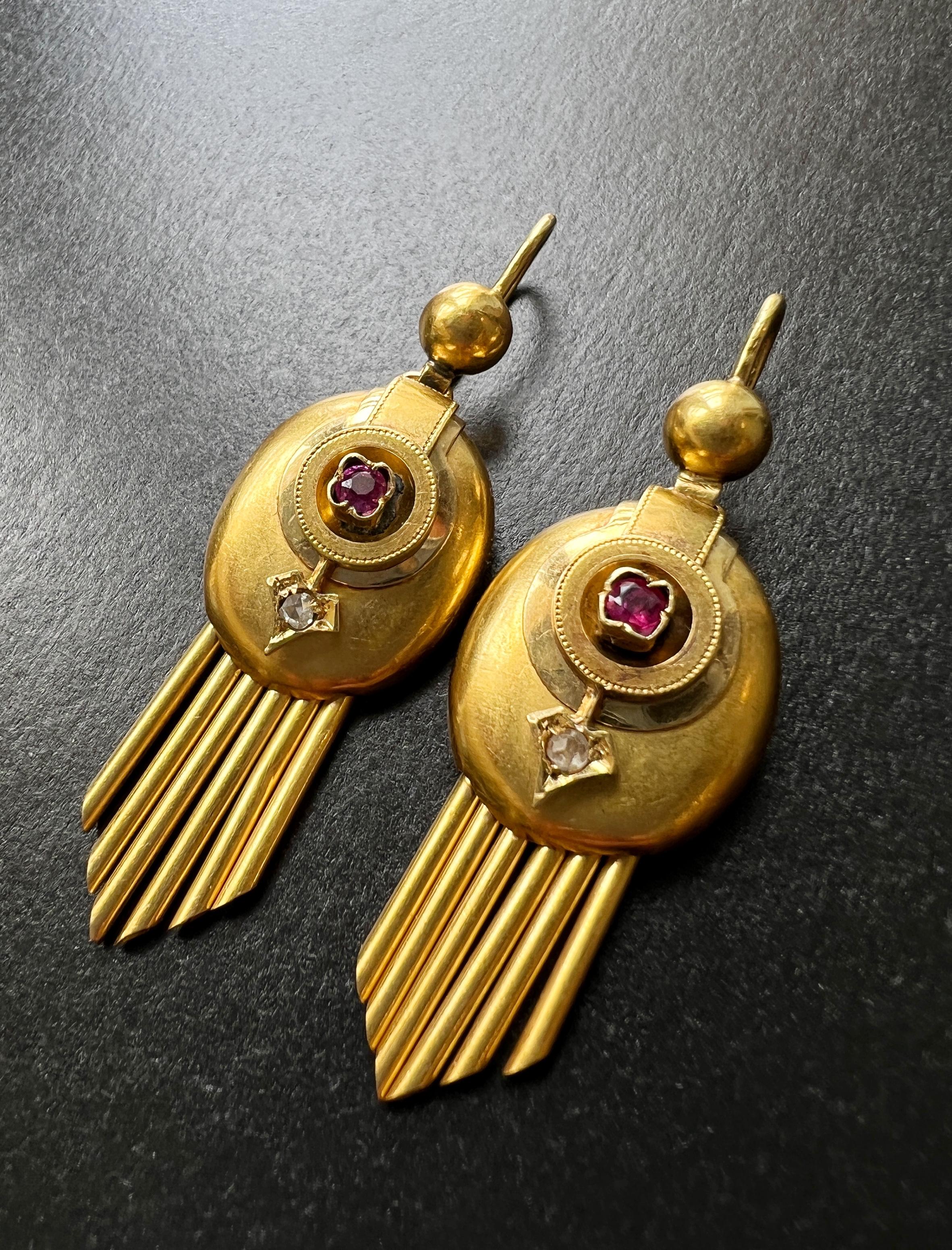 These rare antique 18K gold earrings have everything we love: originality, fine workmanship, the quality of the gems, without mentioning the clever use of the fringe which offer a lot of lightness when they move.

On the top, it features an arrow