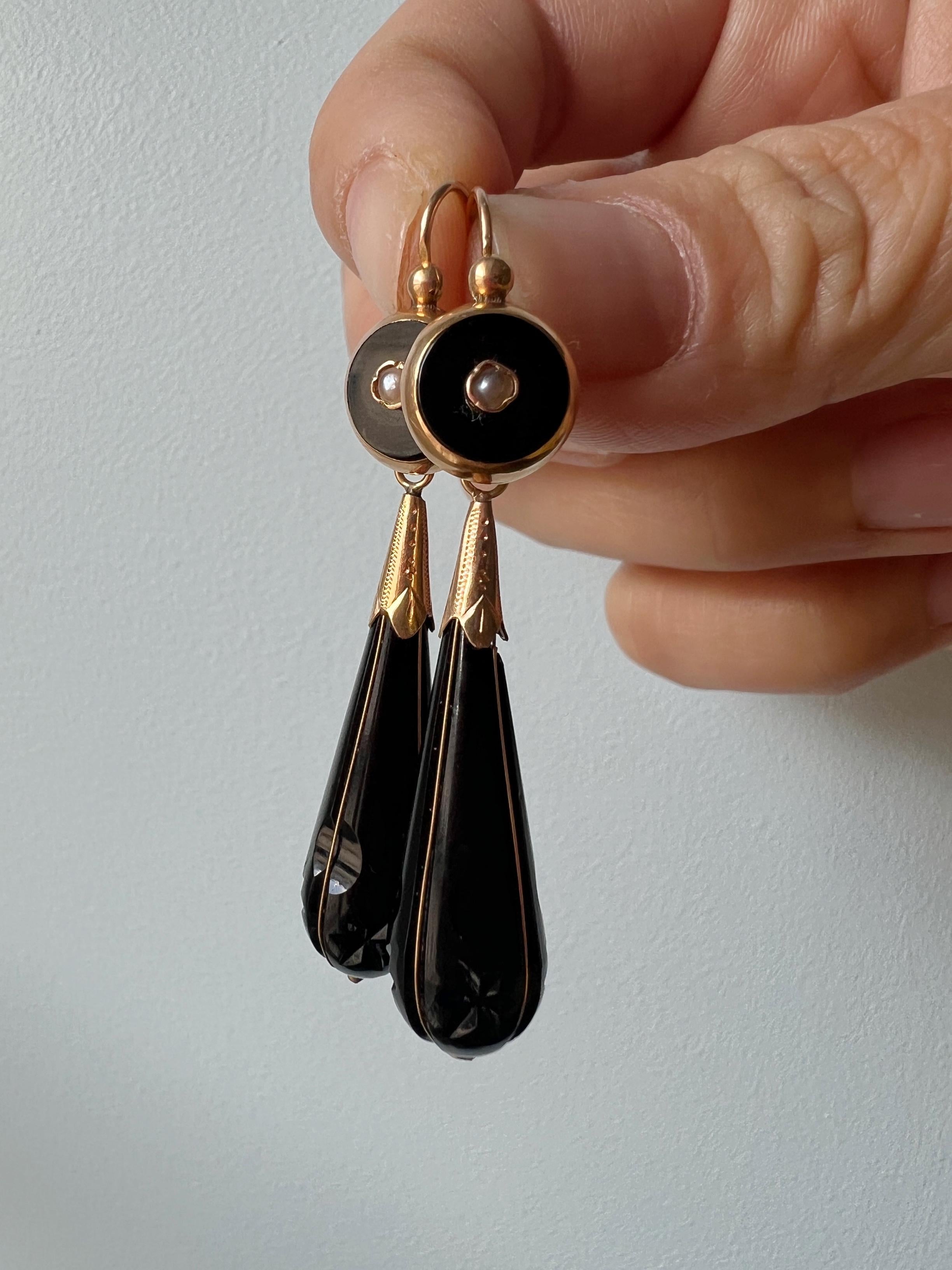 Magnificent is the first word that comes to mind when looking at this incredible day & night drop earrings made of black onyx: always mysterious, this gemstone provides a luxury appeal and a dramatic contrast to the warm 18K yellow gold color used