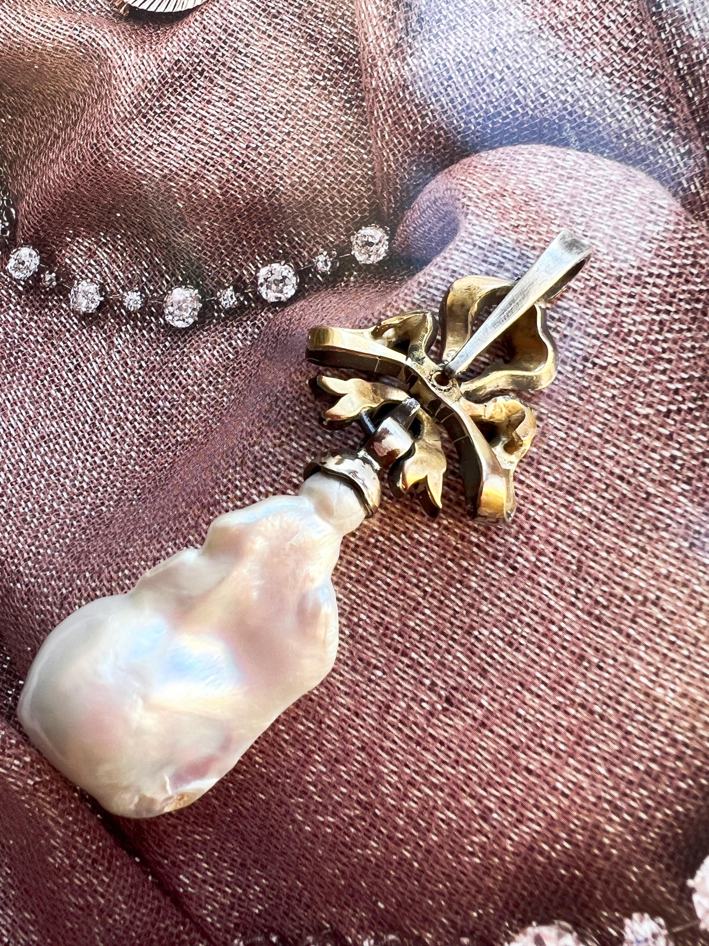 Magnificent Victorian Era Rose Cut Diamond Bow and Baroque Pearl Pendant In Good Condition In Versailles, FR