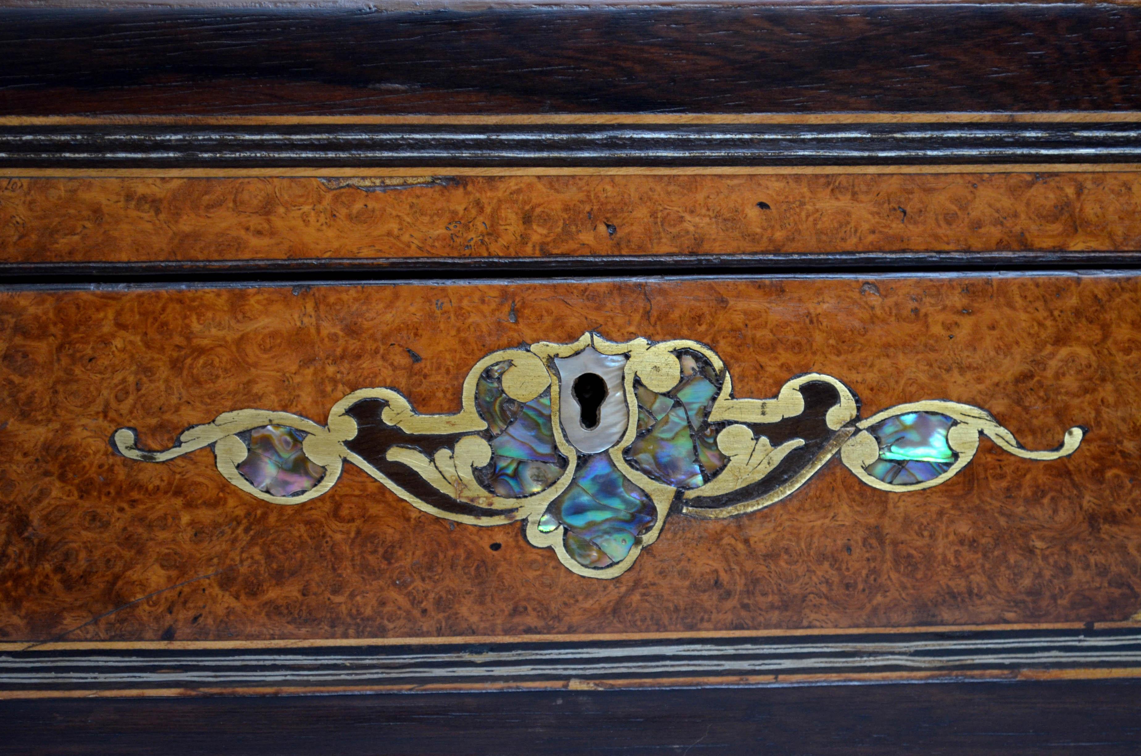 Magnificent Victorian Jewelry Box in Amboyna For Sale 2