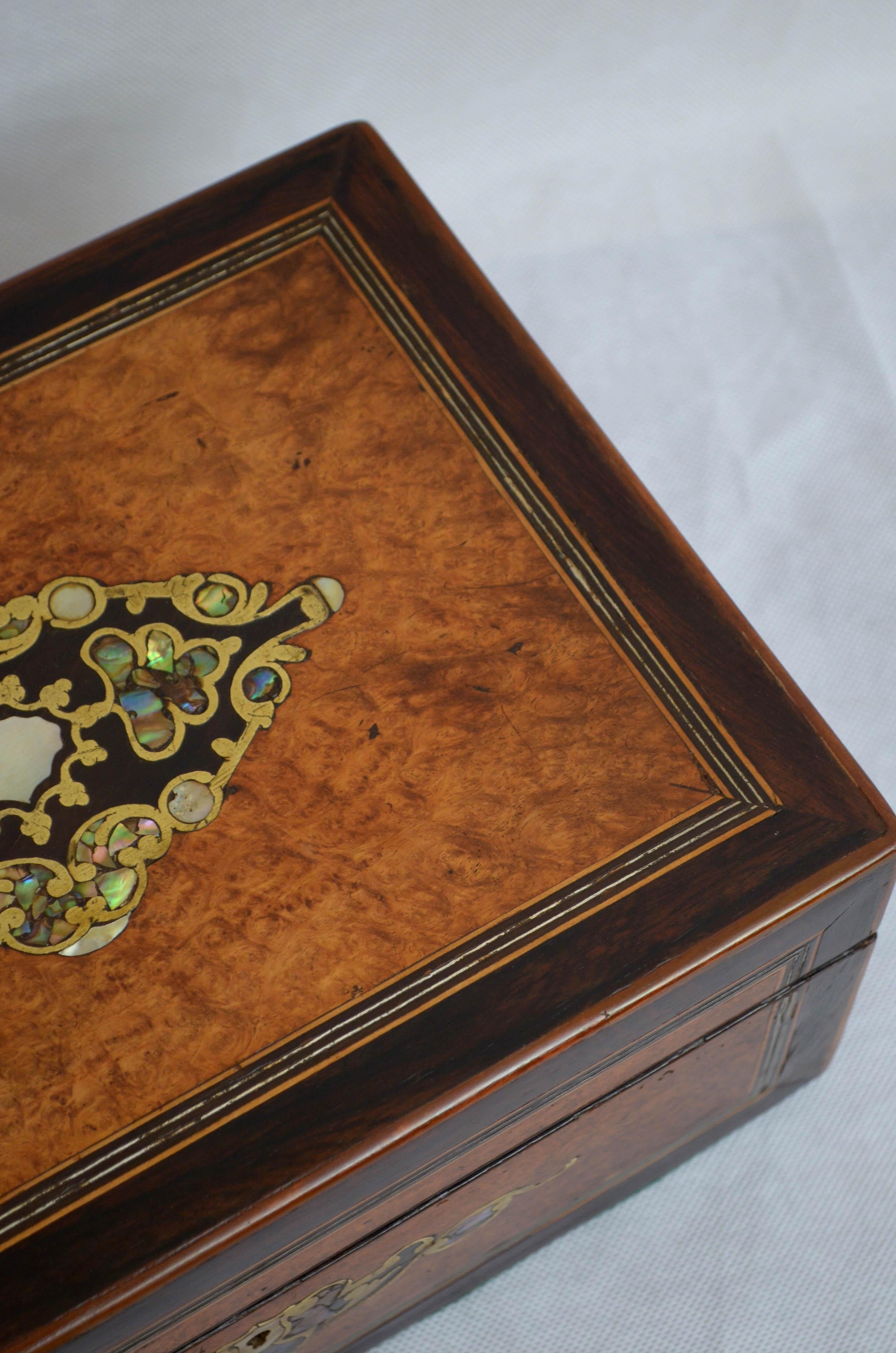 Magnifique boîte à bijoux victorienne en Amboyna Bon état - En vente à Whaley Bridge, GB