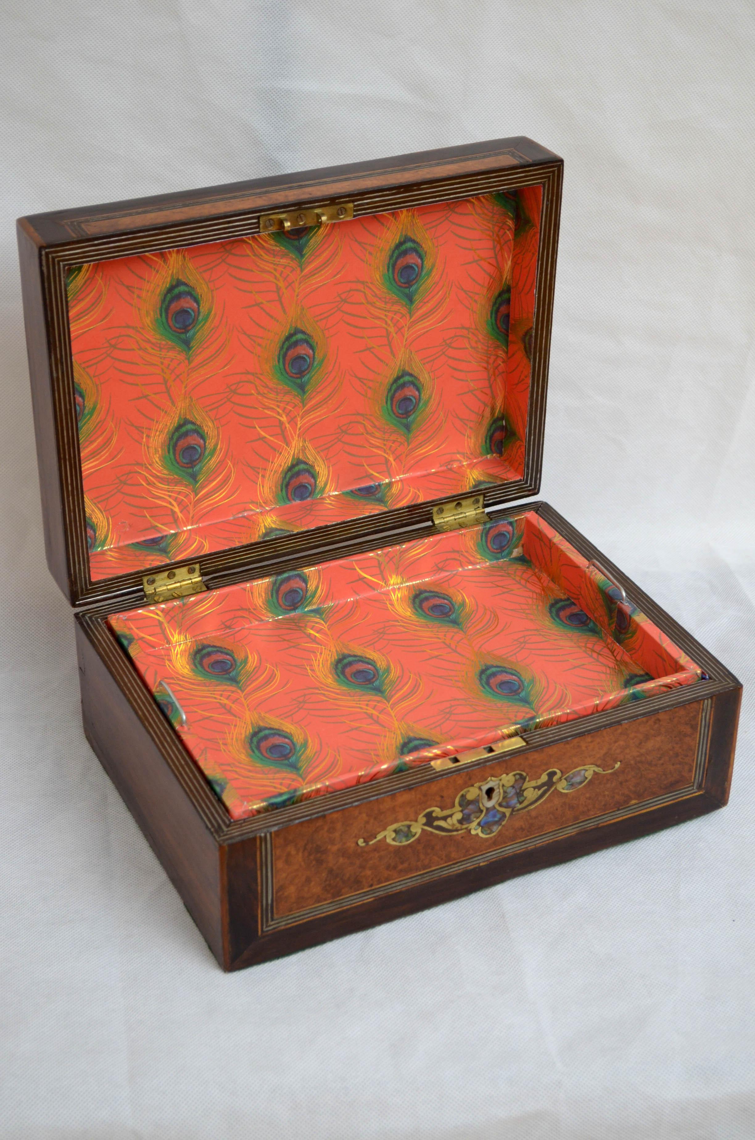 Milieu du XIXe siècle Magnifique boîte à bijoux victorienne en Amboyna en vente