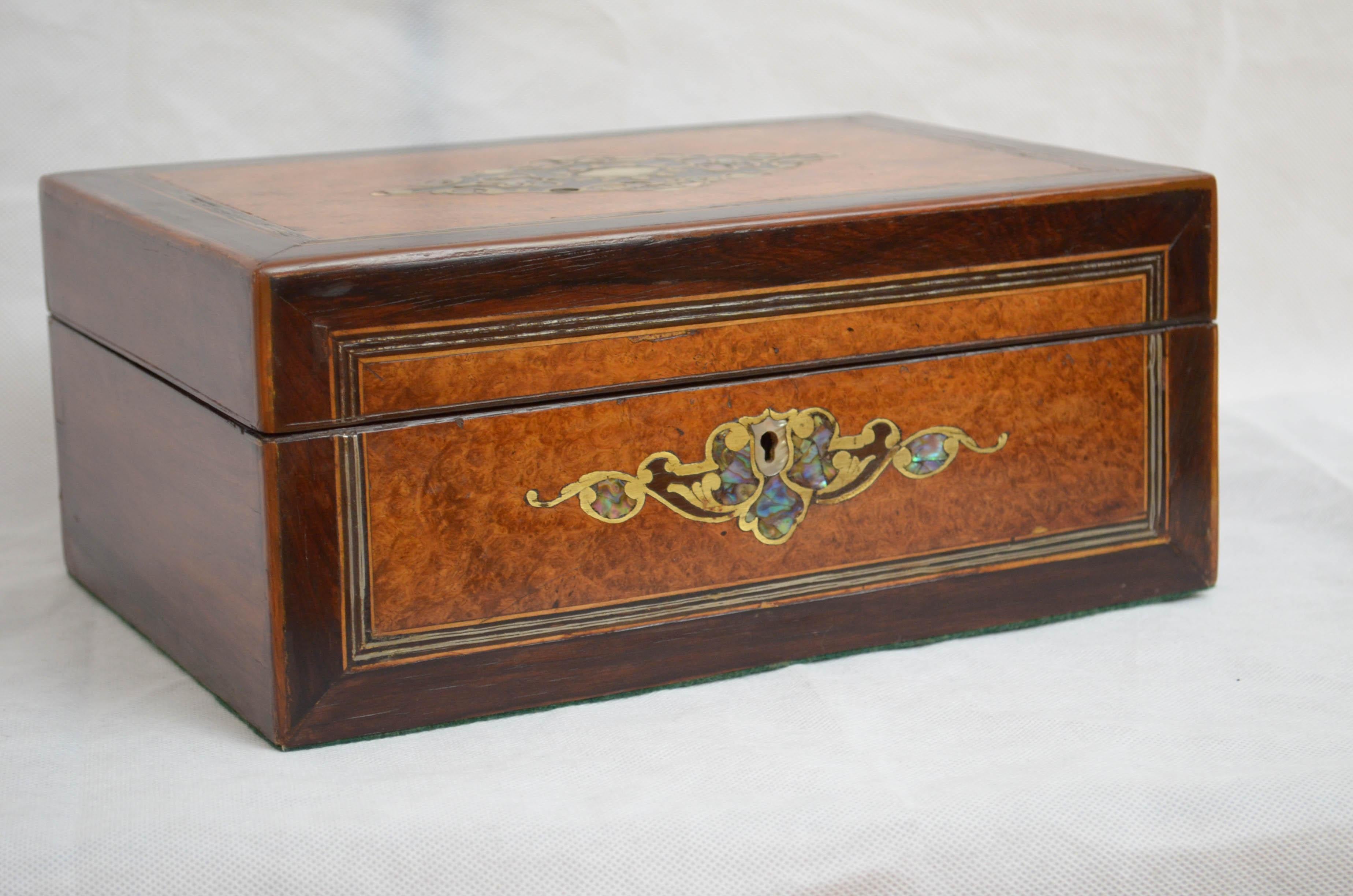 Magnificent Victorian Jewelry Box in Amboyna For Sale 1
