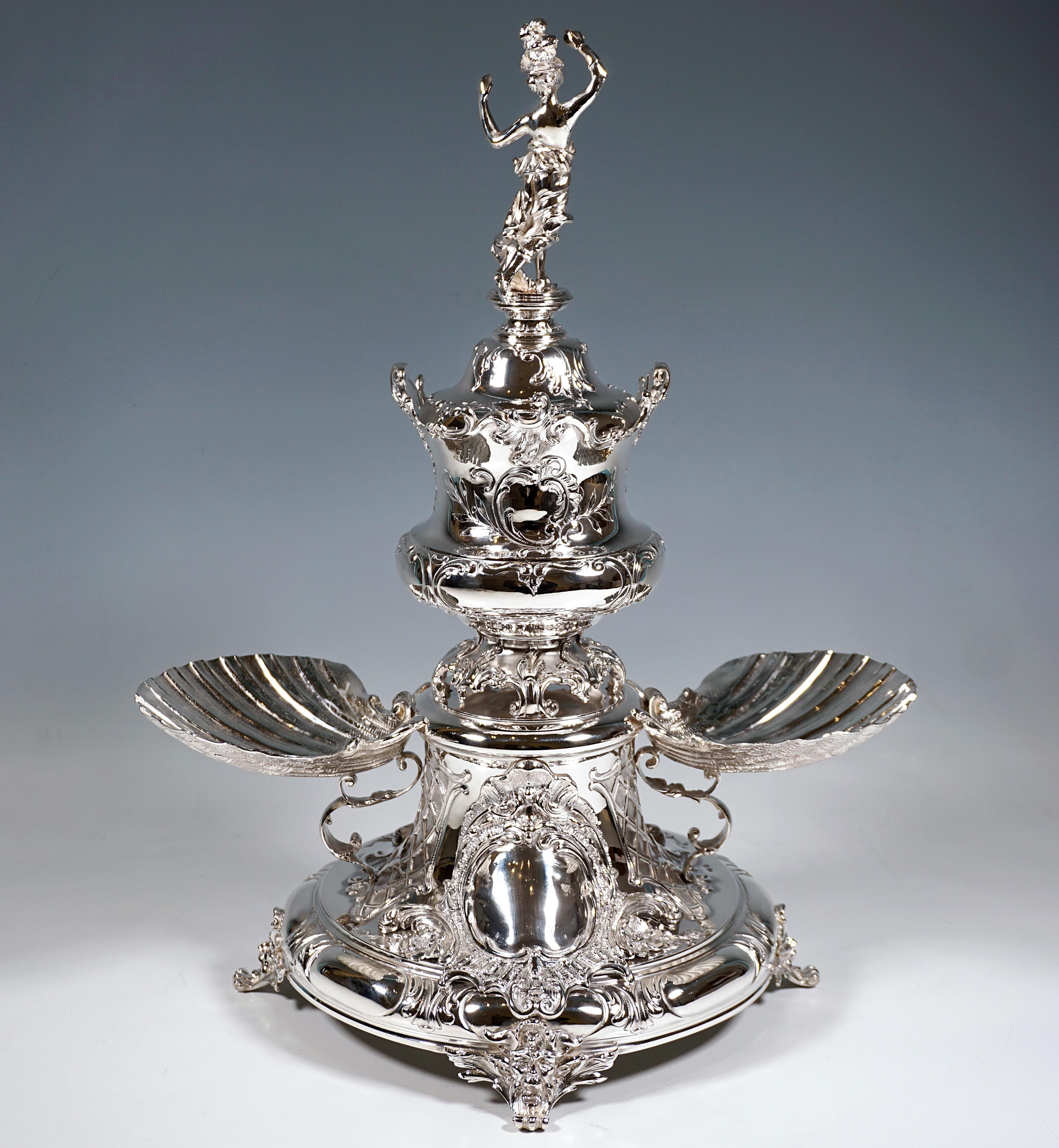 Excelente centro de mesa Art Nouveau vienés original de alrededor de 1900:
Pedestal de plata, ancho, redondo, en forma de trompeta, curvado en la parte inferior, estrechándose hacia arriba, sobre cuatro patas de pata de león con conexiones de hojas