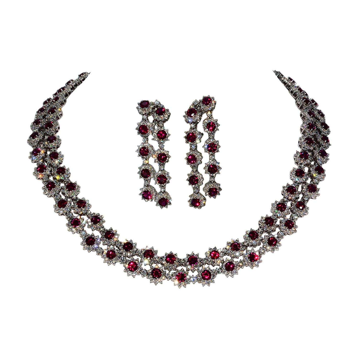 Magnificent Vietnamese Round Ruby Necklace and Matching Earrings 18 Karat Gold For Sale