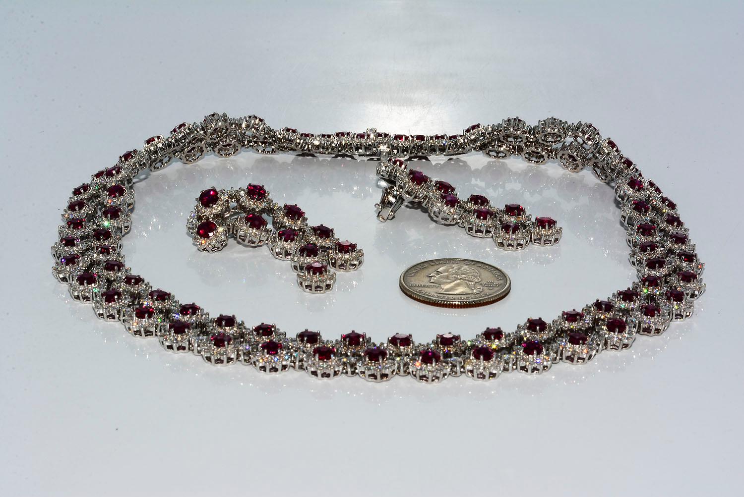 Magnificent Vietnamese Round Ruby Necklace and Matching Earrings 18 Karat Gold For Sale 3