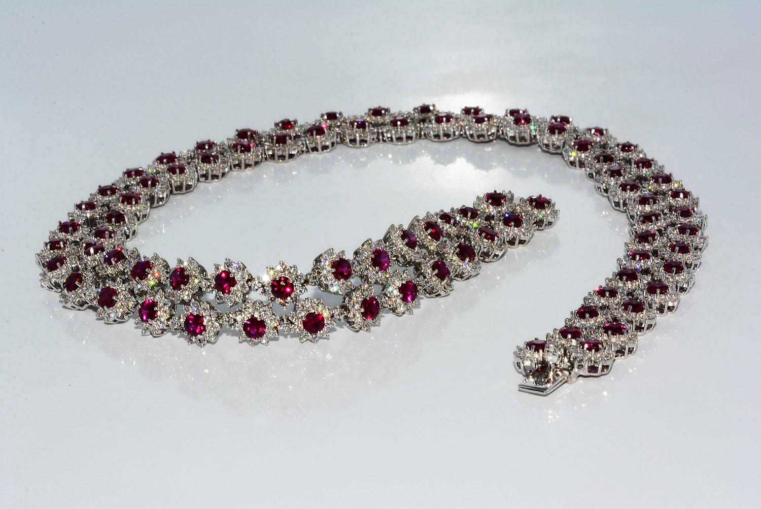 Modern Magnificent Vietnamese Round Ruby Necklace and Matching Earrings 18 Karat Gold For Sale