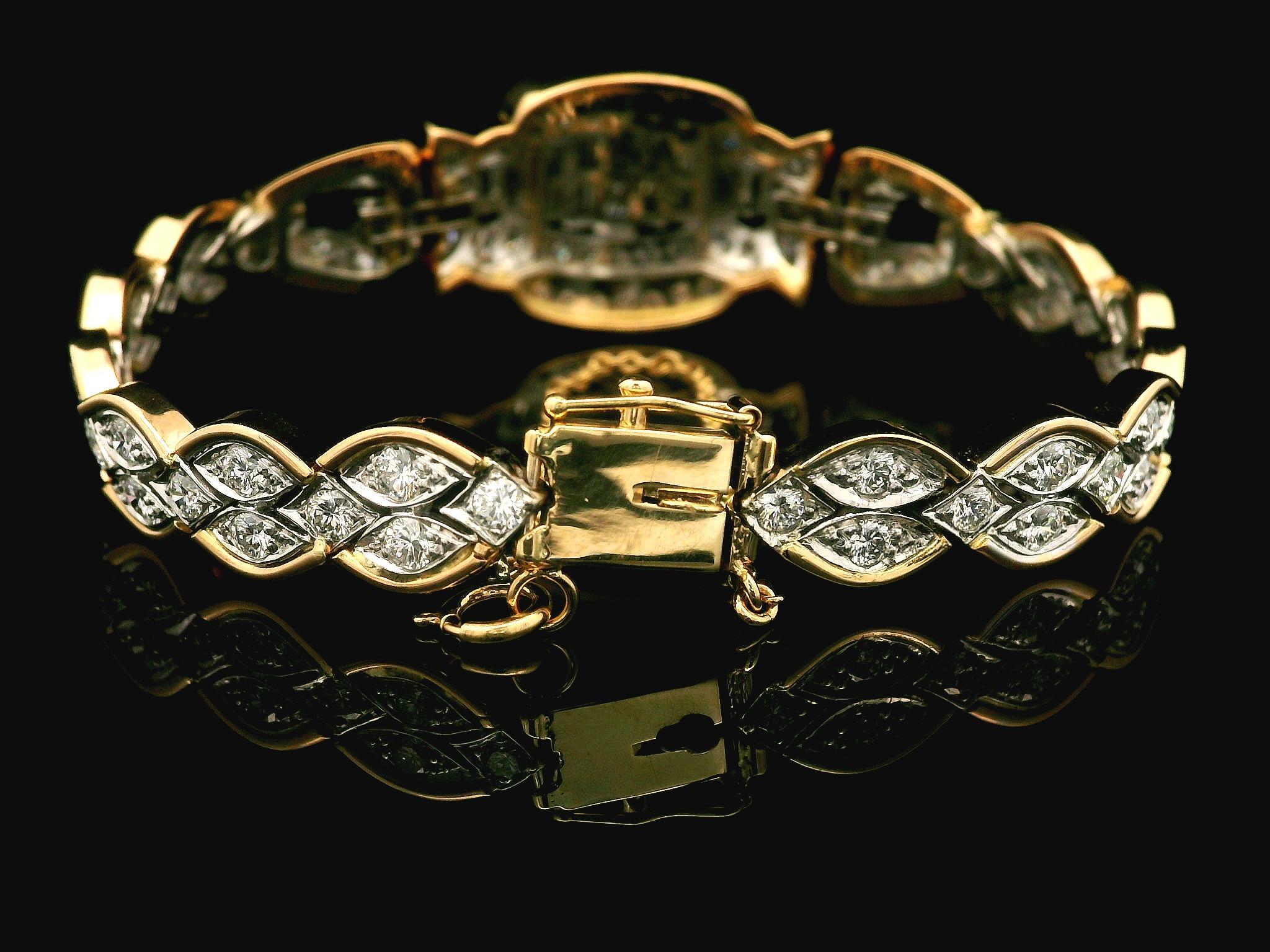 Magnificent Vintage 18k Gold Platinum 4ctw Fiery Diamond Covered Belly Bracelet In Good Condition For Sale In Montclair, NJ