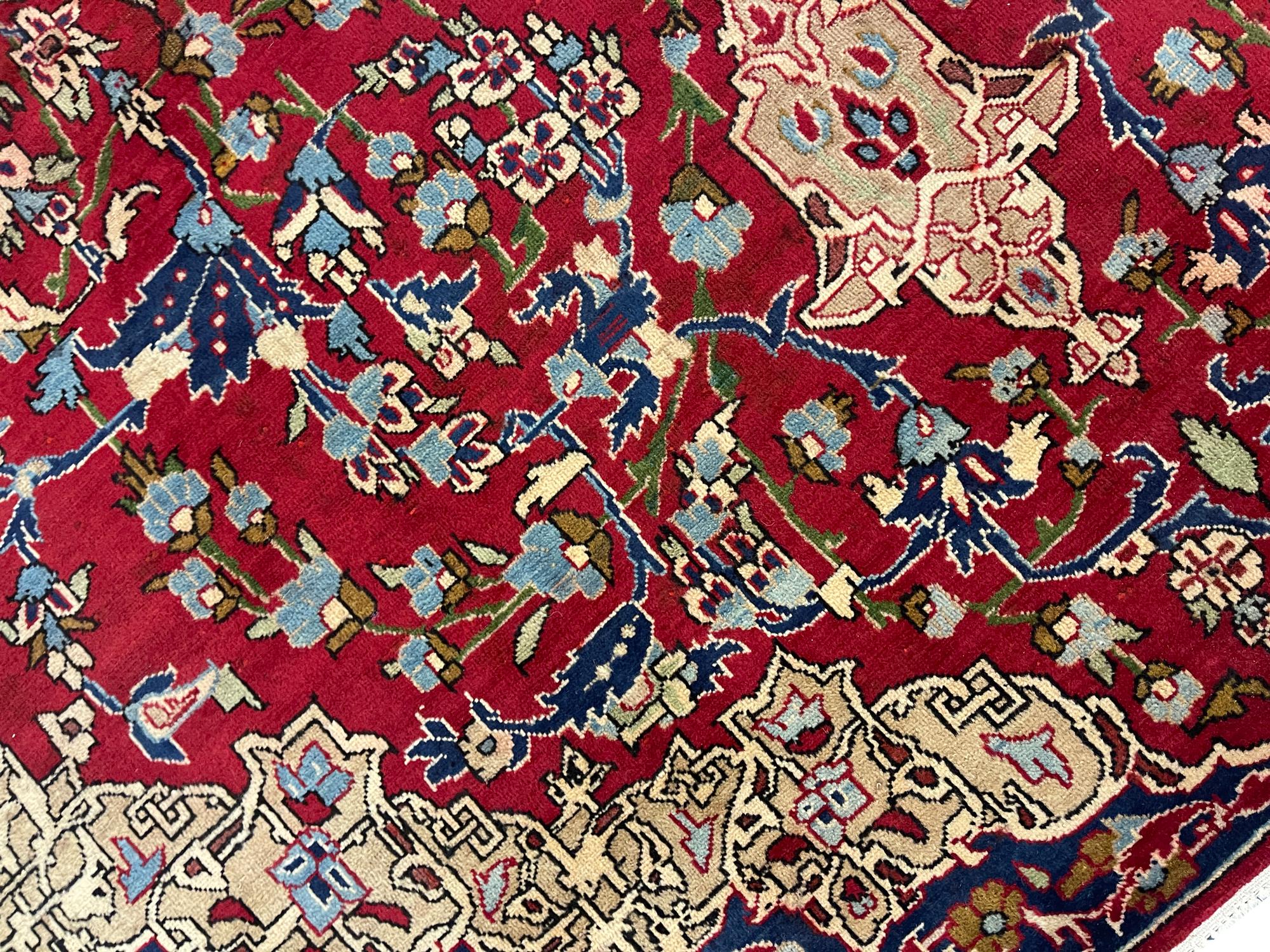 Teinture végétale Magnifique tapis de salon oriental fait à la main en laine rouge à motifs floraux en vente