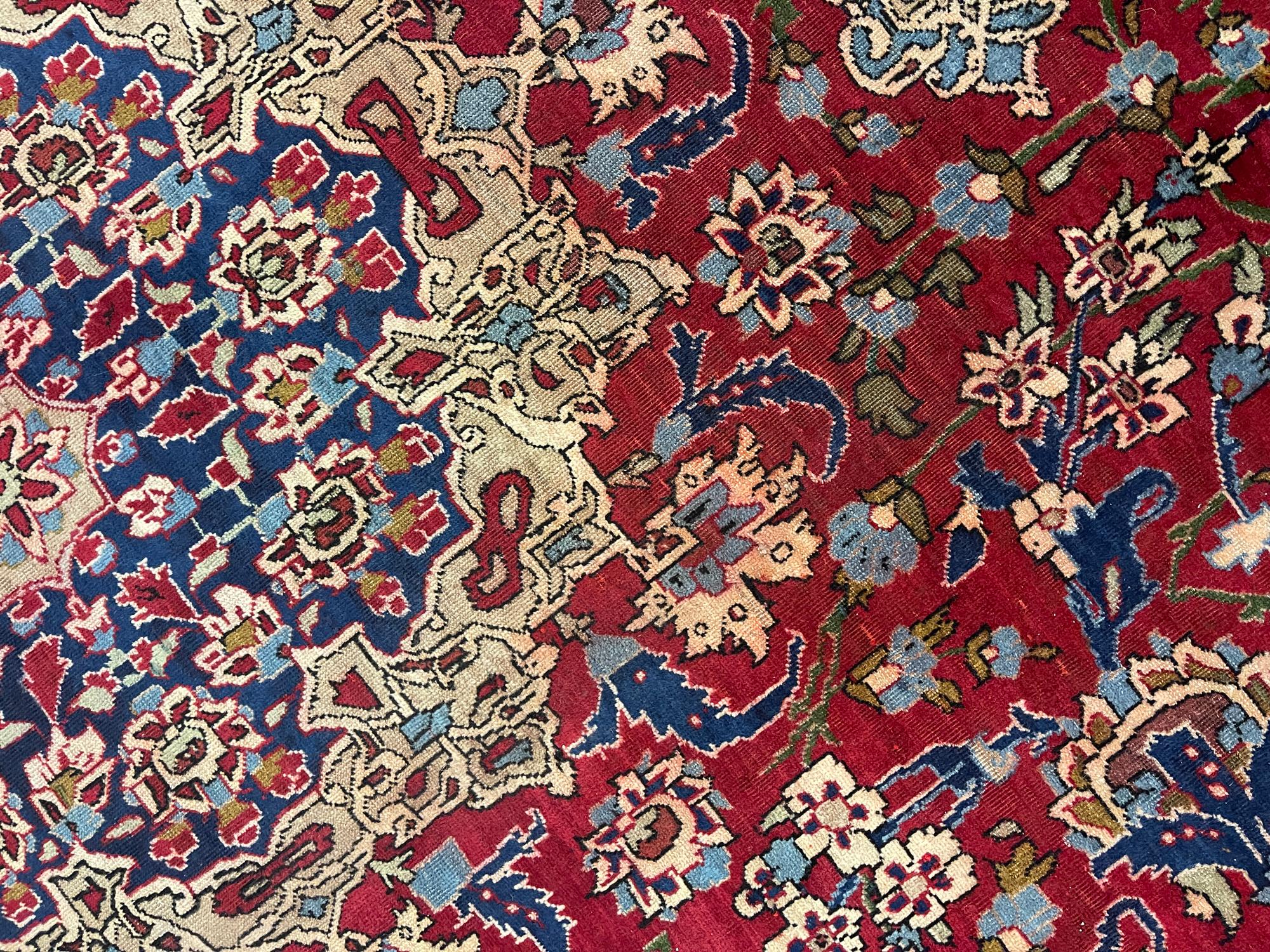 Fin du 20e siècle Magnifique tapis de salon oriental fait à la main en laine rouge à motifs floraux en vente