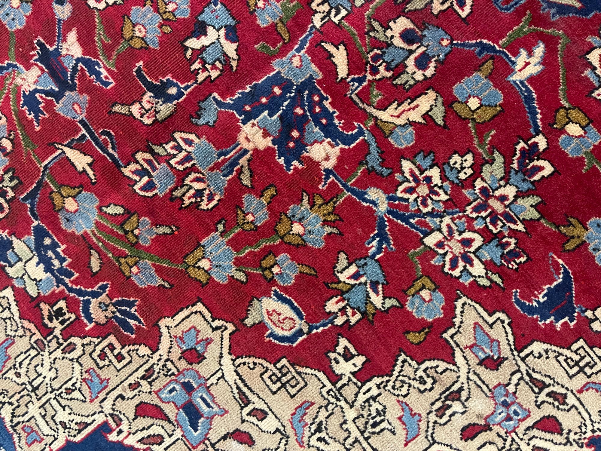 Laine Magnifique tapis de salon oriental fait à la main en laine rouge à motifs floraux en vente