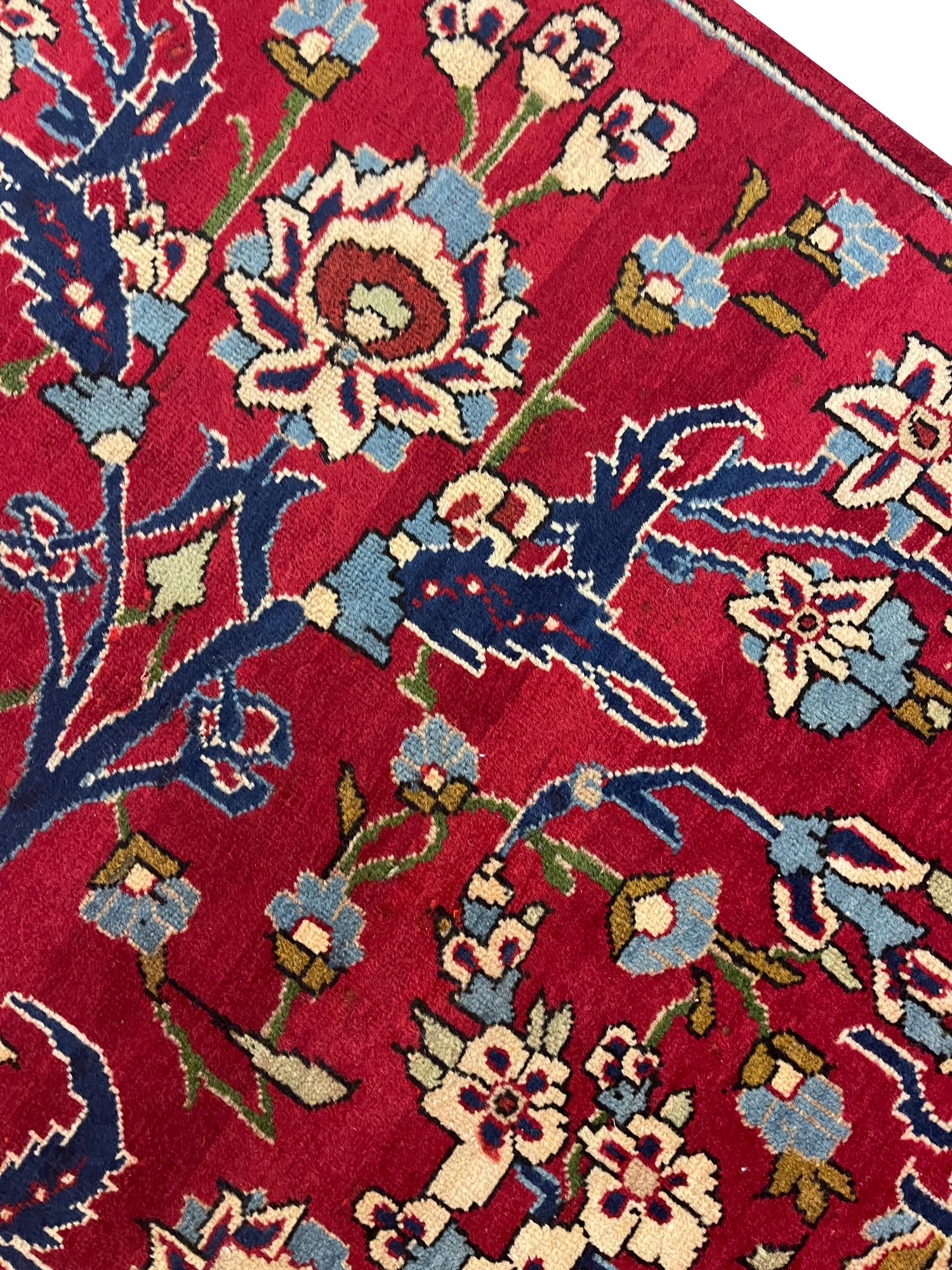 Magnifique tapis de salon oriental fait à la main en laine rouge à motifs floraux en vente 1