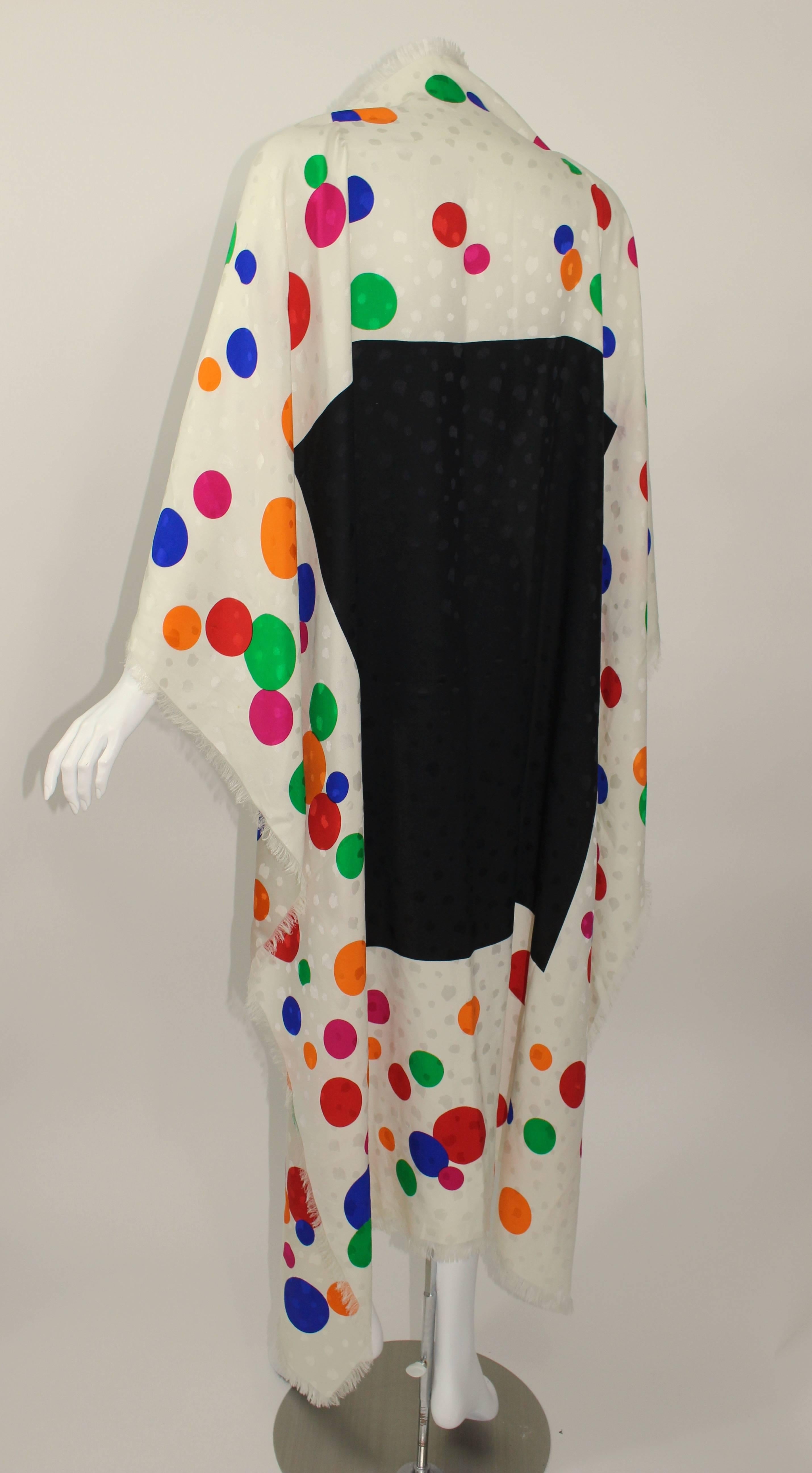 Magnifique châle/écharpe vintage en soie à pois colorés YSL de Saint Laurent Excellent état à Boca Raton, FL