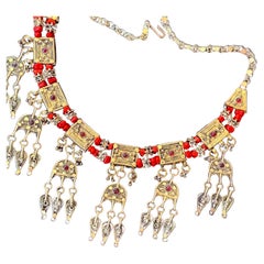 Magnífico collar babero vintage yemení de plata dorada y coral