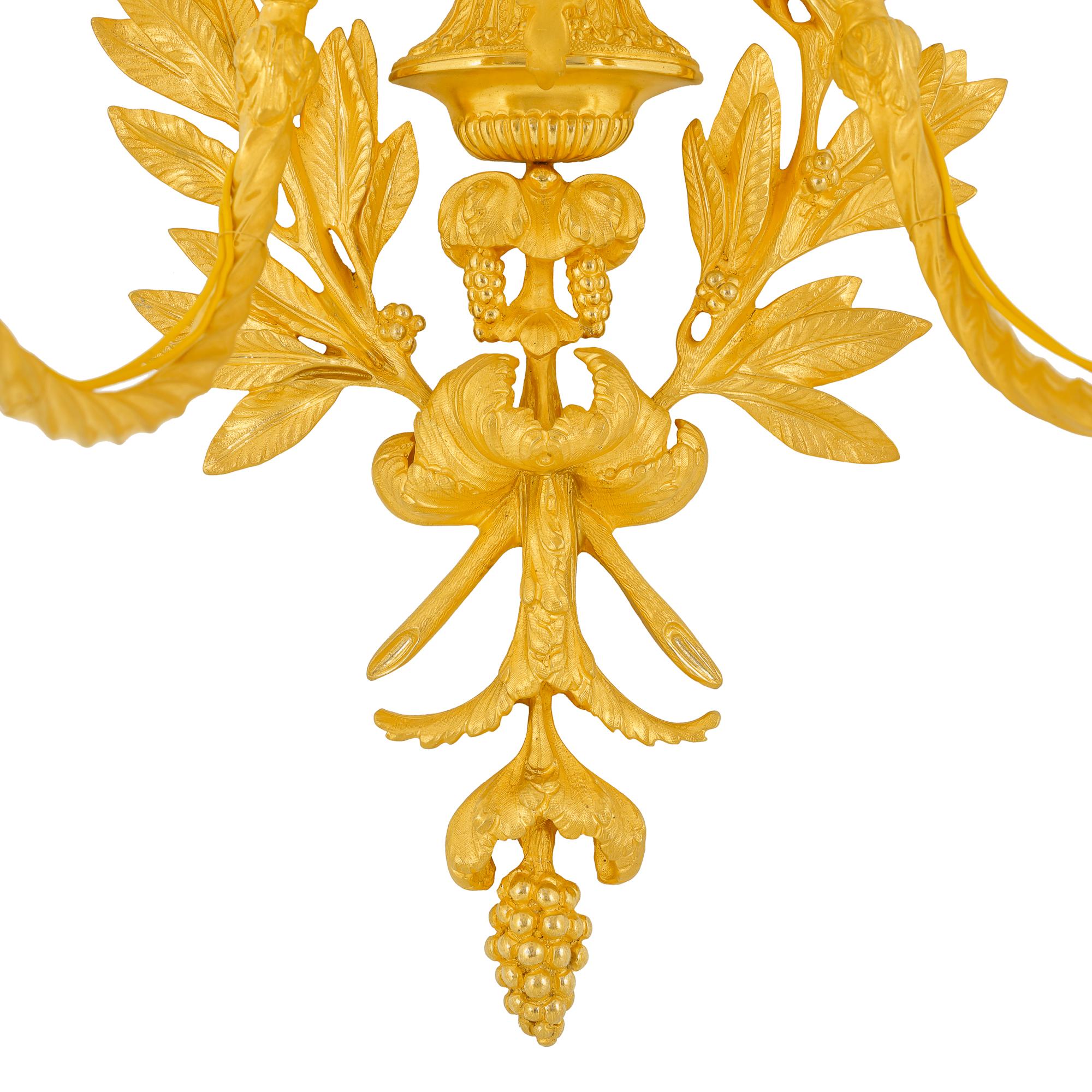 Français Magnificent wall lamp in Louis XVI style, 24 karat gold plated. en vente