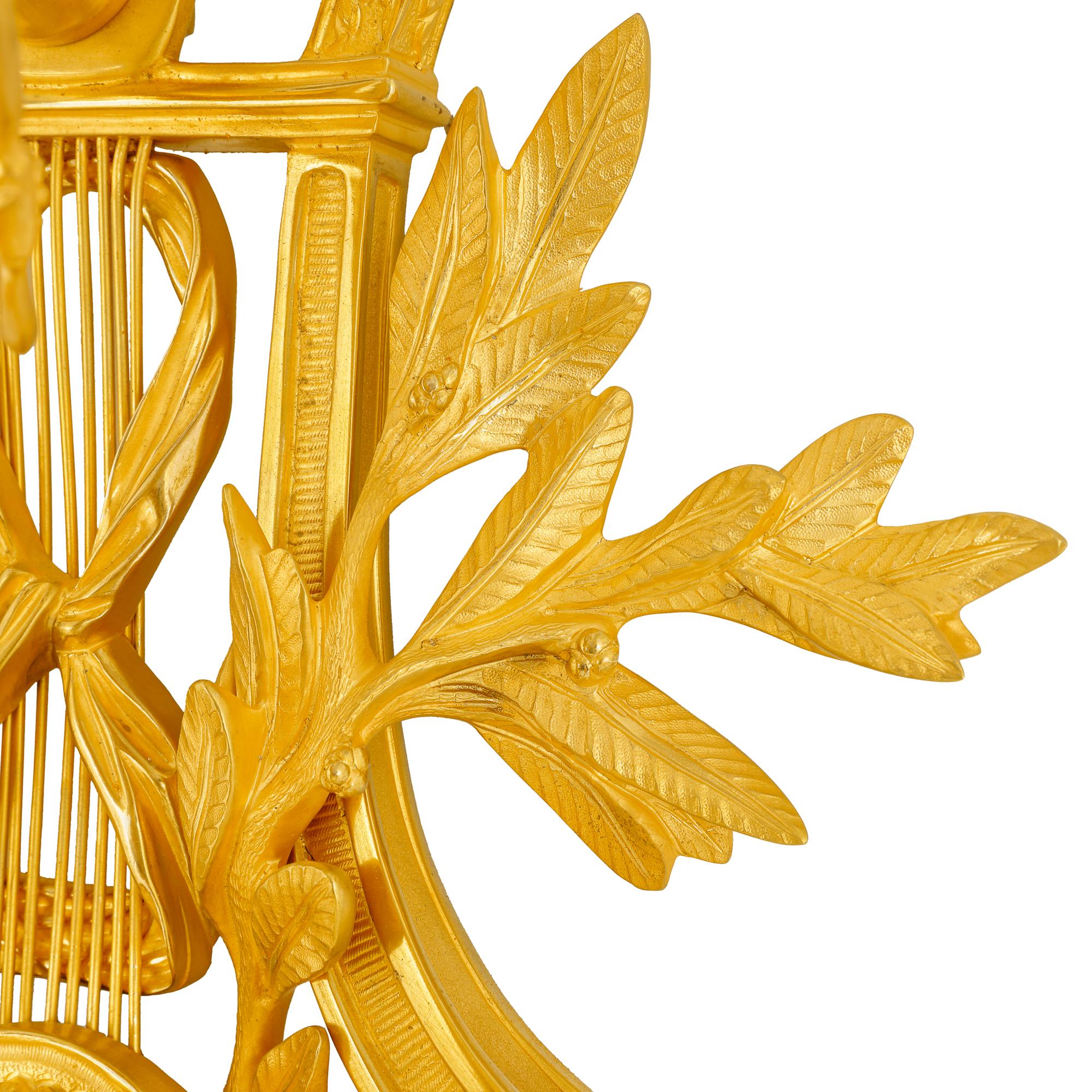 Doré Magnificent wall lamp in Louis XVI style, 24 karat gold plated. en vente
