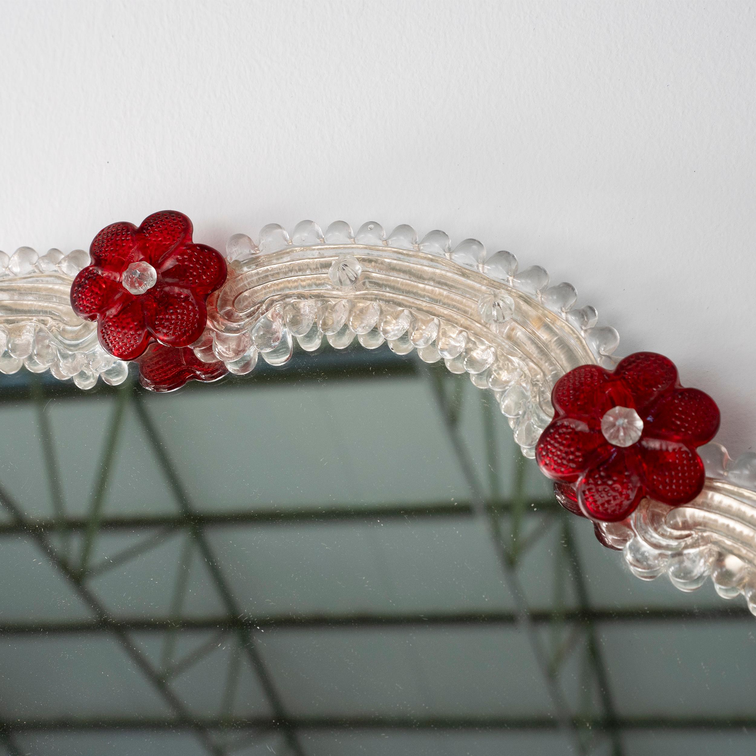 Magnificent Wall Venetian Mirror in Murano Glass, Gold Color with Red Flowers For Sale 5