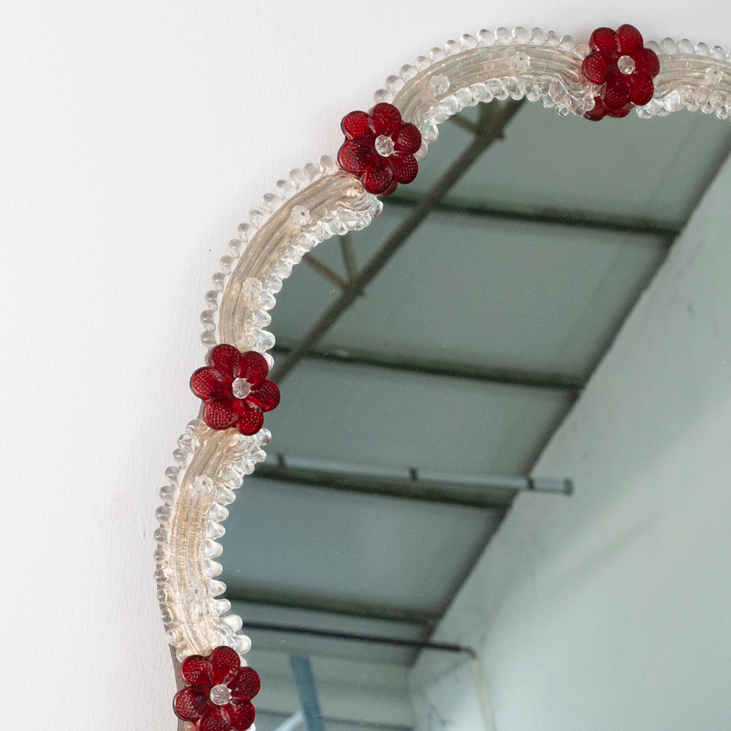 Magnificent Wall Venetian Mirror in Murano Glass, Gold Color with Red Flowers For Sale 6