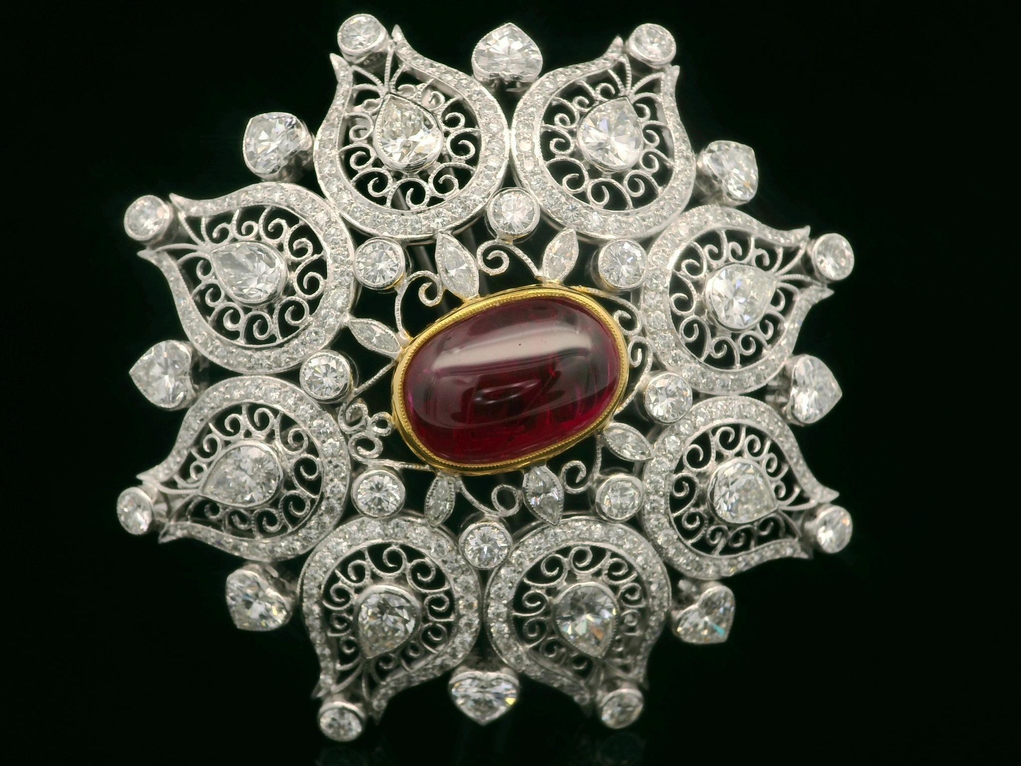Magnífico Collar Colgante Broche de Oro Blanco GIA 26,16ctw Rubí de Birmania y Diamantes Cabujón en venta