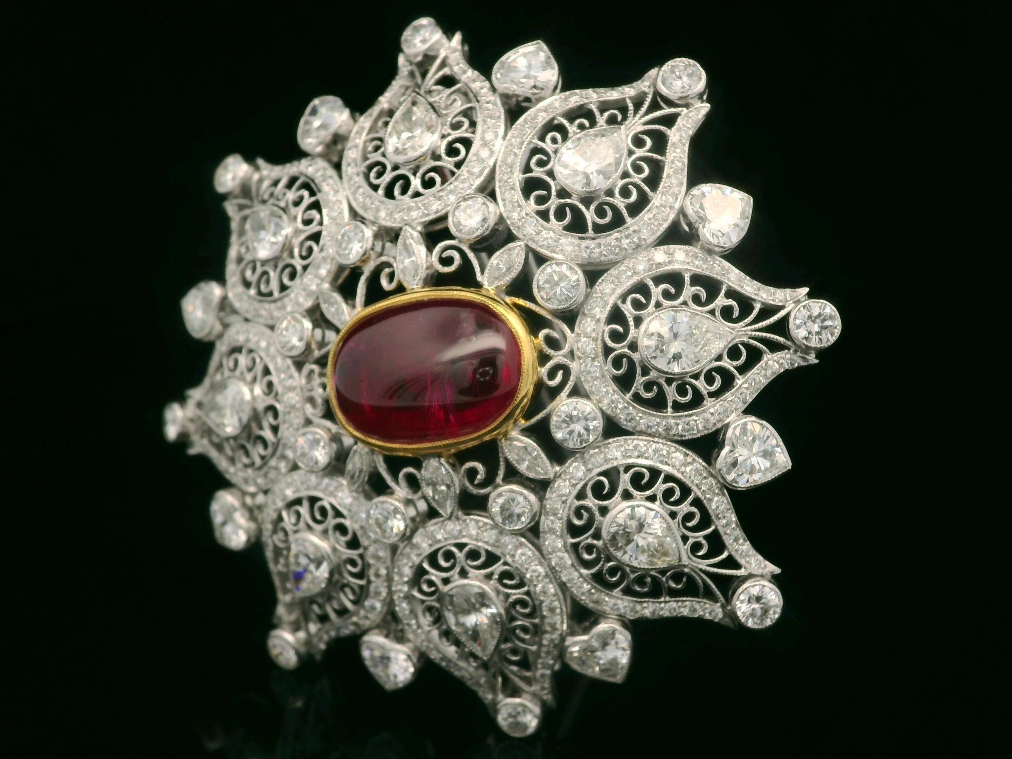 Magnífico Collar Colgante Broche de Oro Blanco GIA 26,16ctw Rubí de Birmania y Diamantes en Excelente estado para la venta en Montclair, NJ