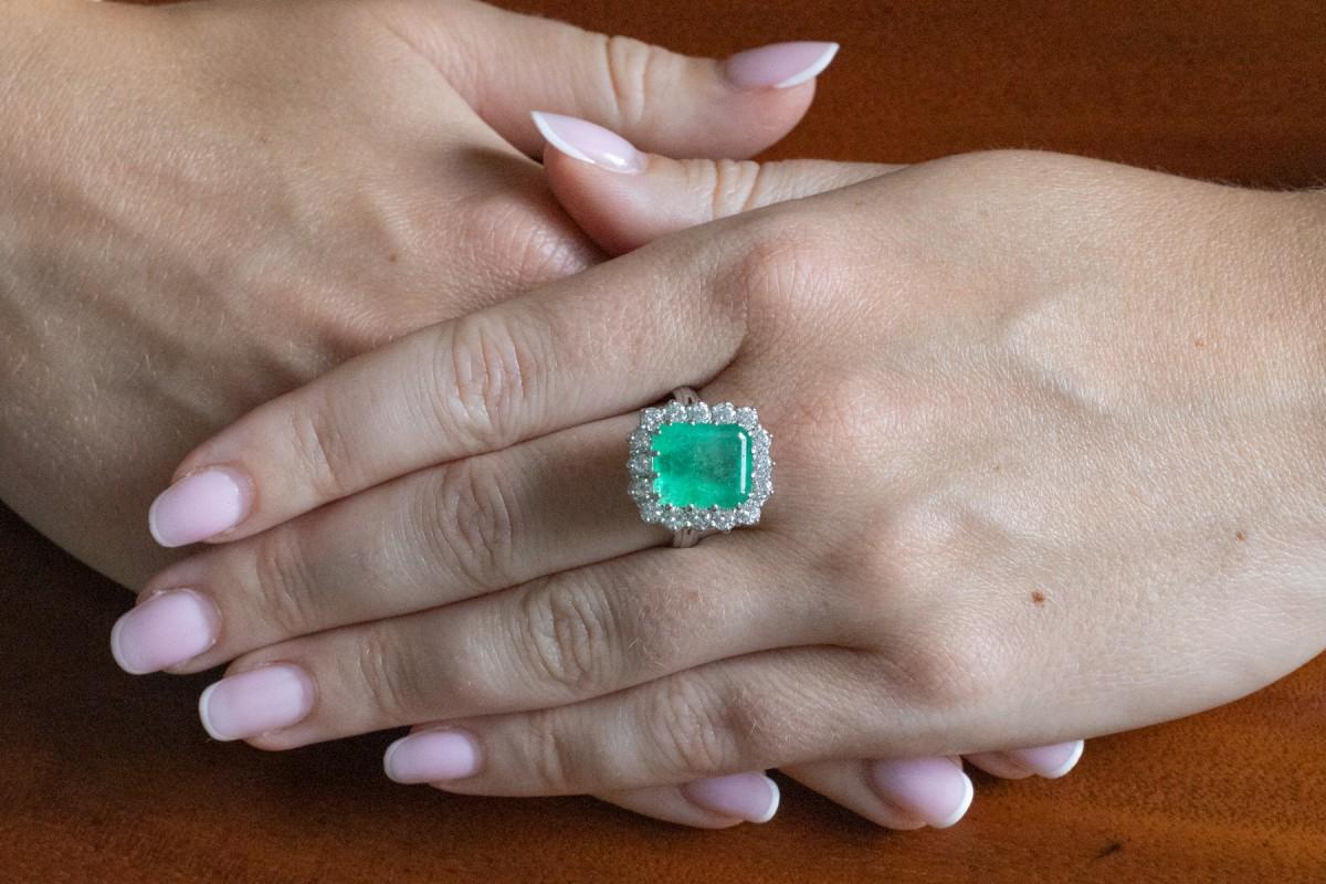 Un magnífico anillo de oro blanco con una esmeralda y diamantes.

Este anillo único está fabricado en oro blanco de 18 quilates (ley 0,750).

El anillo presenta una impresionante esmeralda de aproximadamente 6,00 ct, con un hermoso e intenso color