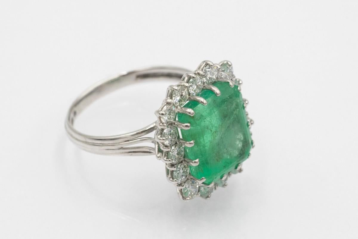 Magnífico anillo de oro blanco con una esmeralda y diamantes. Corte esmeralda en venta