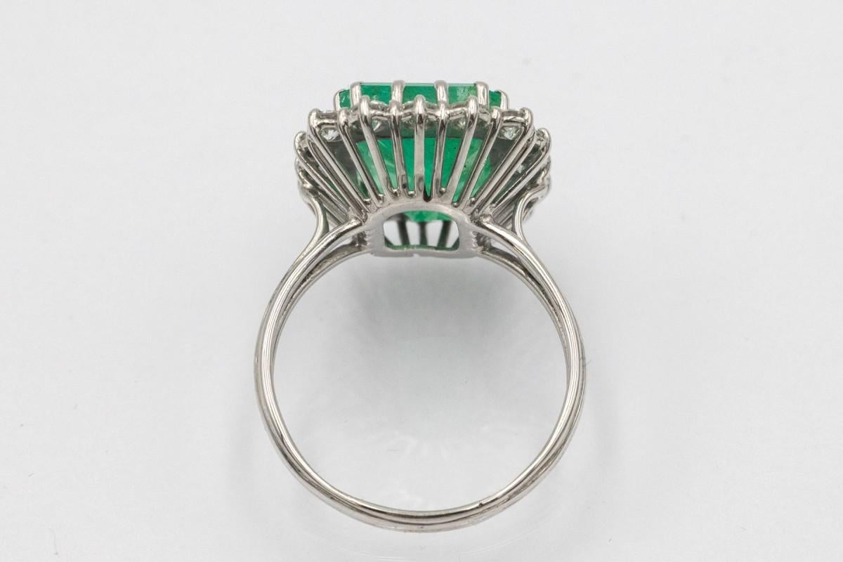 Magnífico anillo de oro blanco con una esmeralda y diamantes. en Bueno estado para la venta en Chorzów, PL