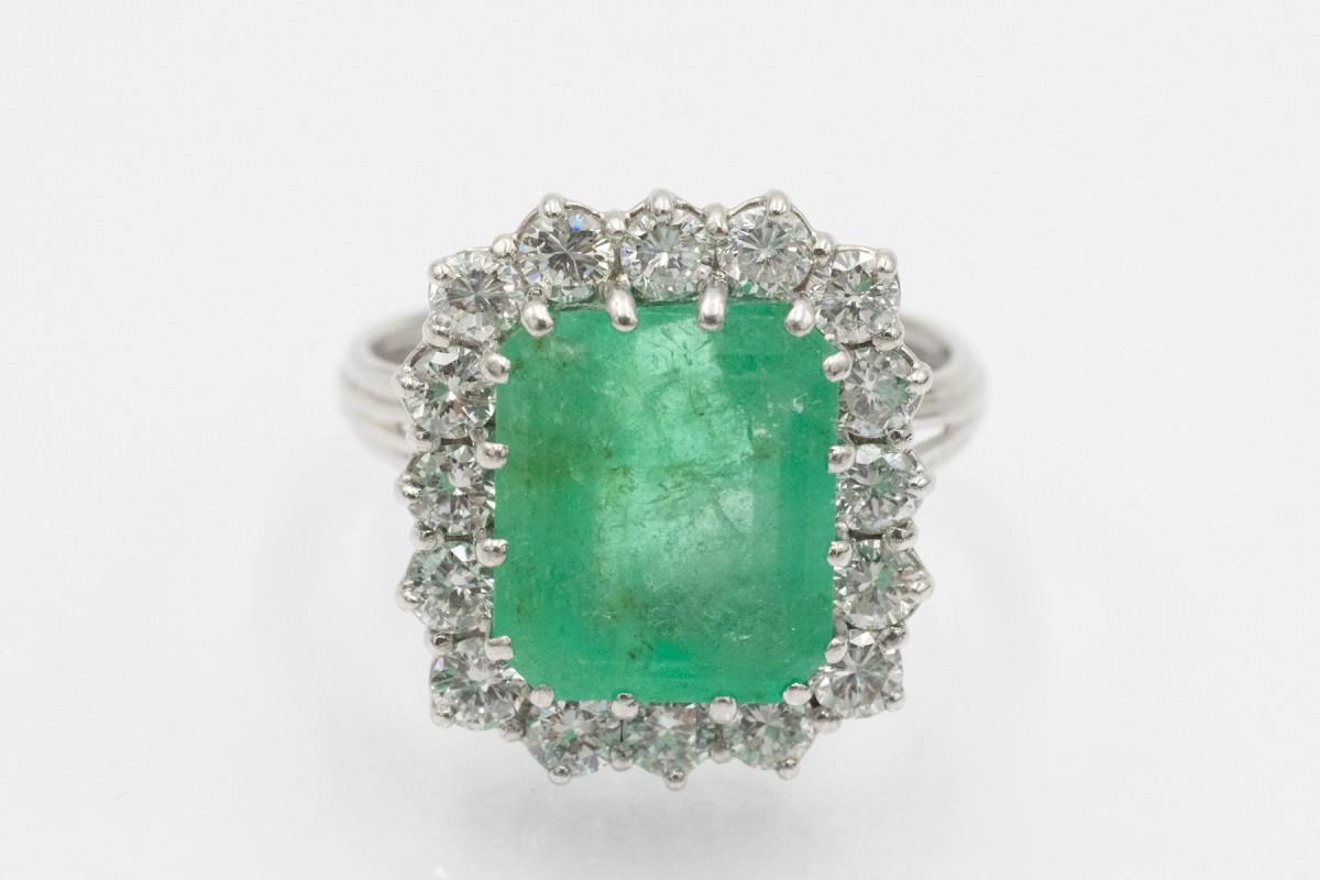 Femenino o masculino Magnífico anillo de oro blanco con una esmeralda y diamantes. en venta