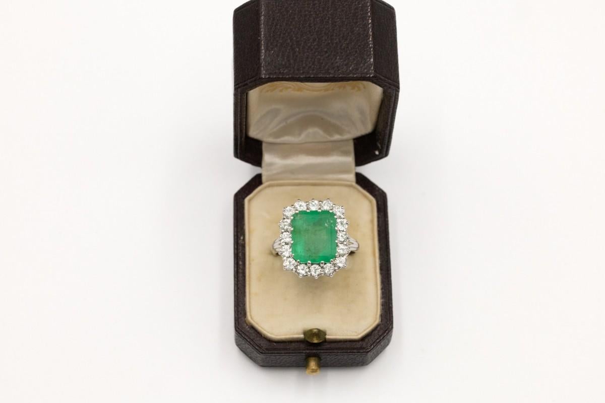 Magnífico anillo de oro blanco con una esmeralda y diamantes. en venta 1