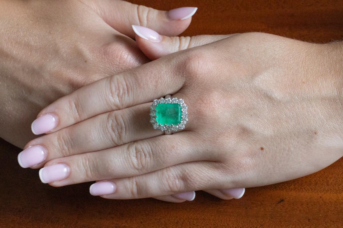 Magnífico anillo de oro blanco con una esmeralda y diamantes. en venta 2