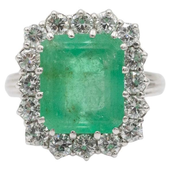 Magnífico anillo de oro blanco con una esmeralda y diamantes. en venta