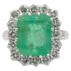 Magnífico anillo de oro blanco con una esmeralda y diamantes.