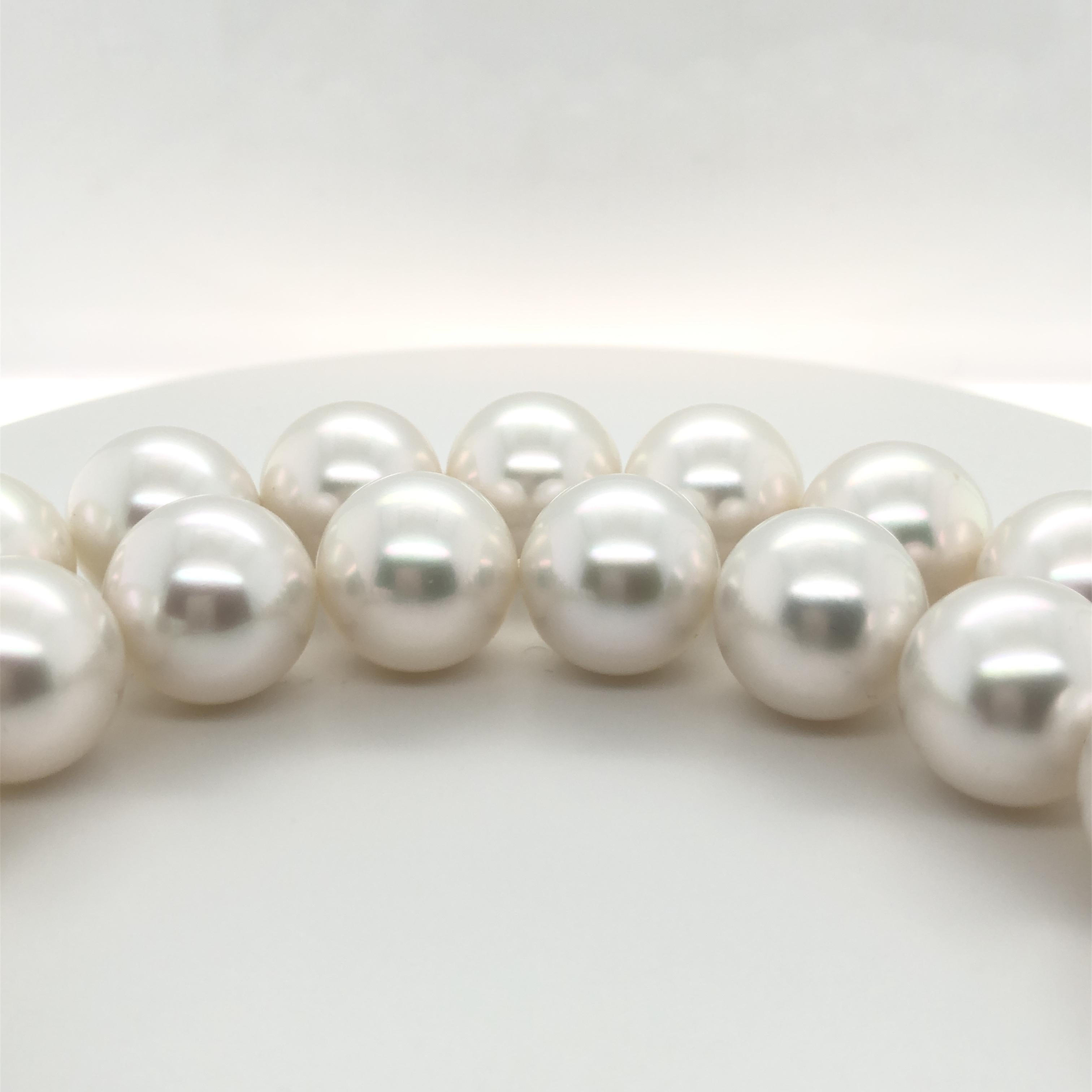 Magnificent White South Sea Cultured Pearl Necklace in Opera Length In New Condition In Lucerne, CH