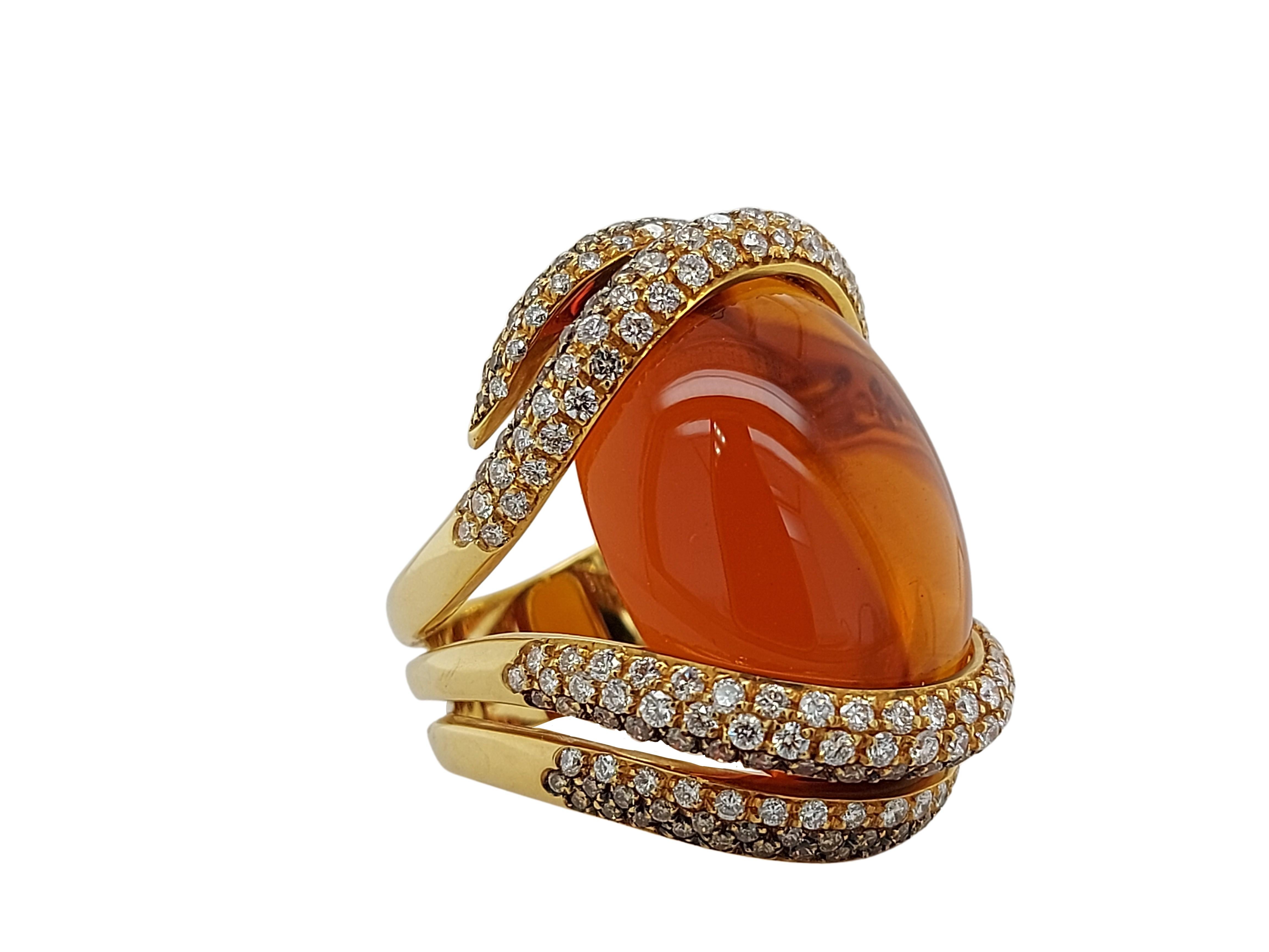 Brilliant Cut Magnificent Yellow Gold Ring with 34 Ct Cabochon Citrine and 2.61 Ct Diamonds For Sale