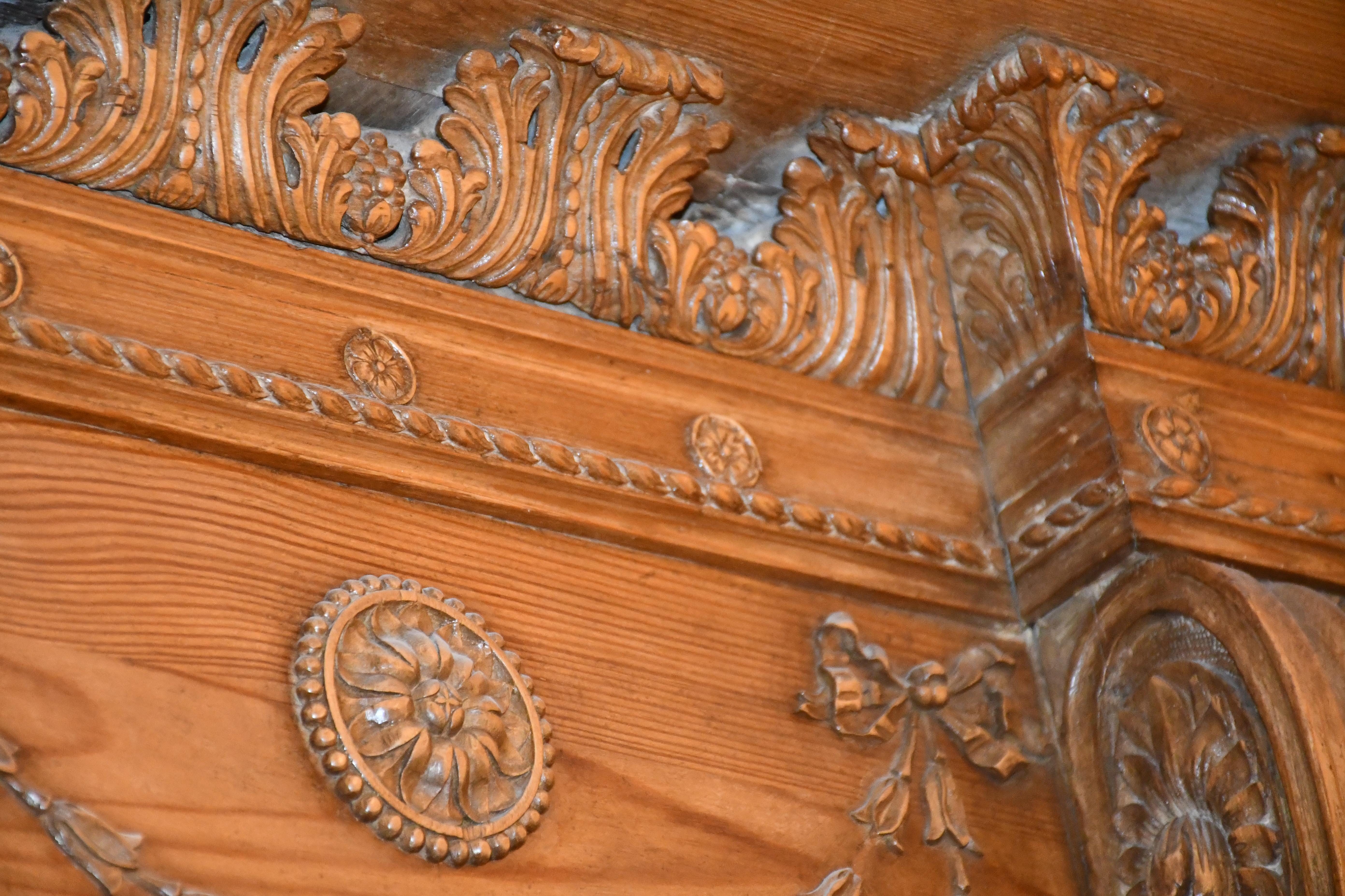 Pin Porte Adam en pin ancien magnifiquement sculpté d'Angleterre en vente