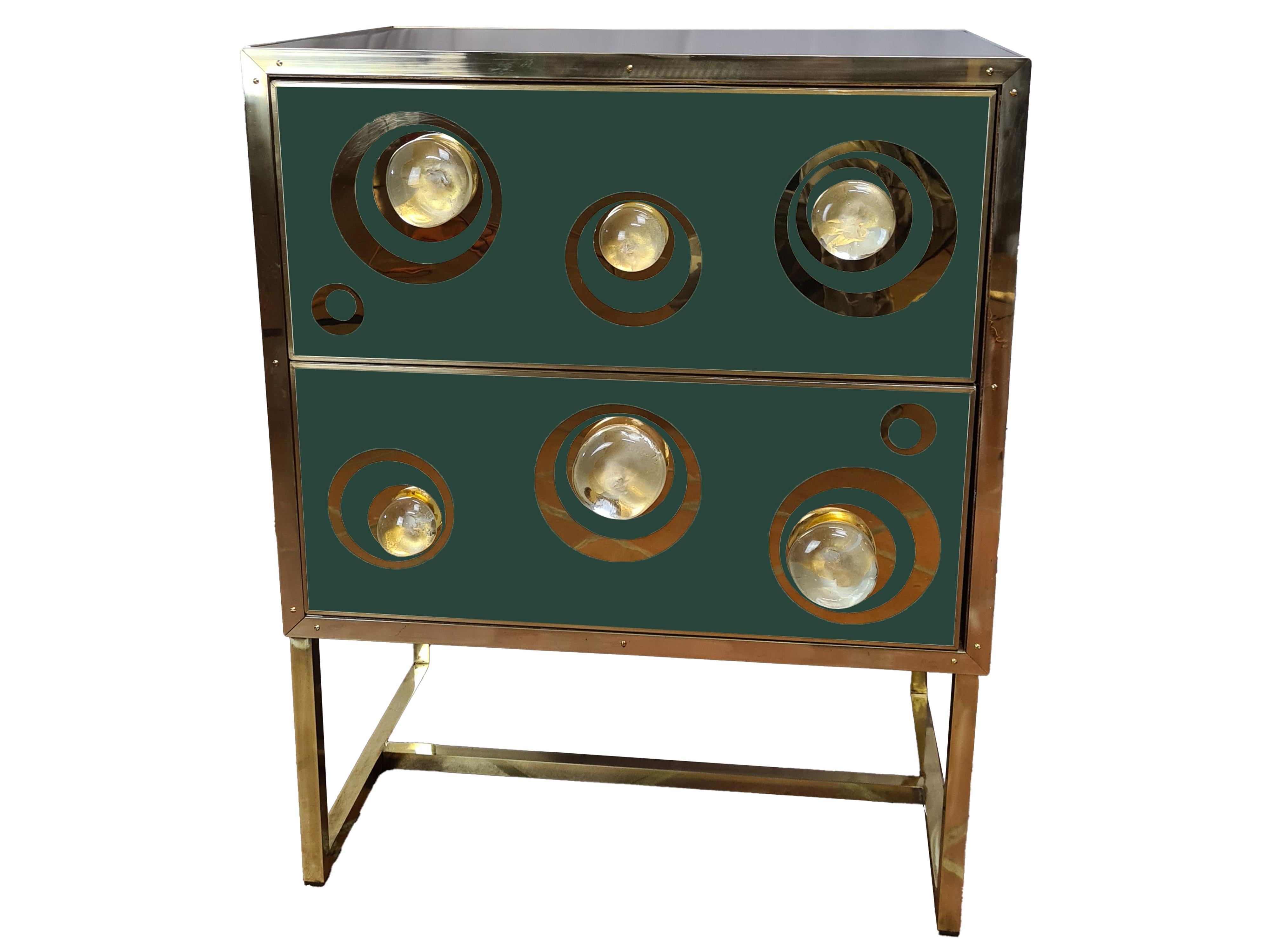 These stunning dark green and gold Italian Murano bedside tables are a true masterpiece of craftsmanship. 

Featuring Murano glass drawers and spheres, these nightstands are adorned with hand-embossed brass sides and a polished birch wood frame.